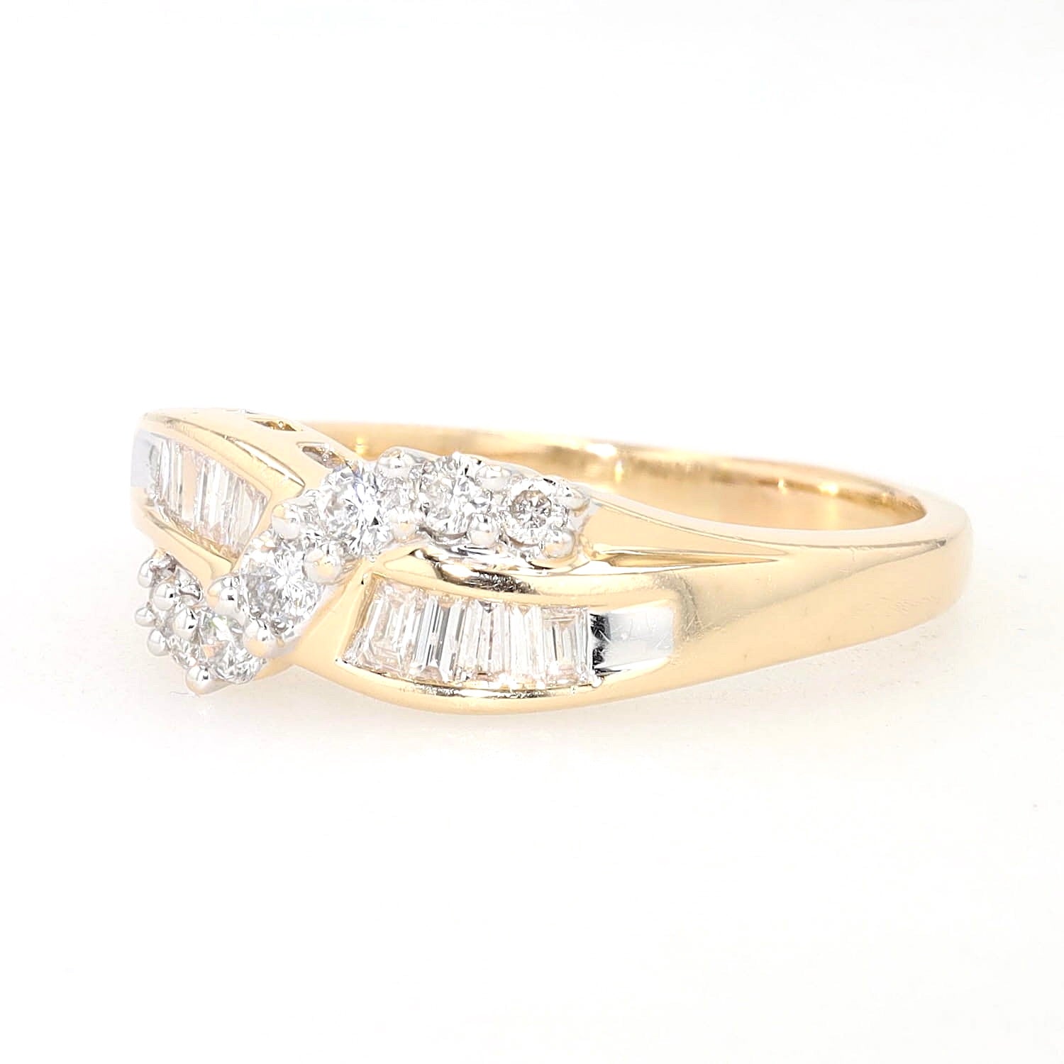 Ring in 585er Gelbgold mit ca. 0,45 ct Brillanten und Diamanten, liegend links gedreht