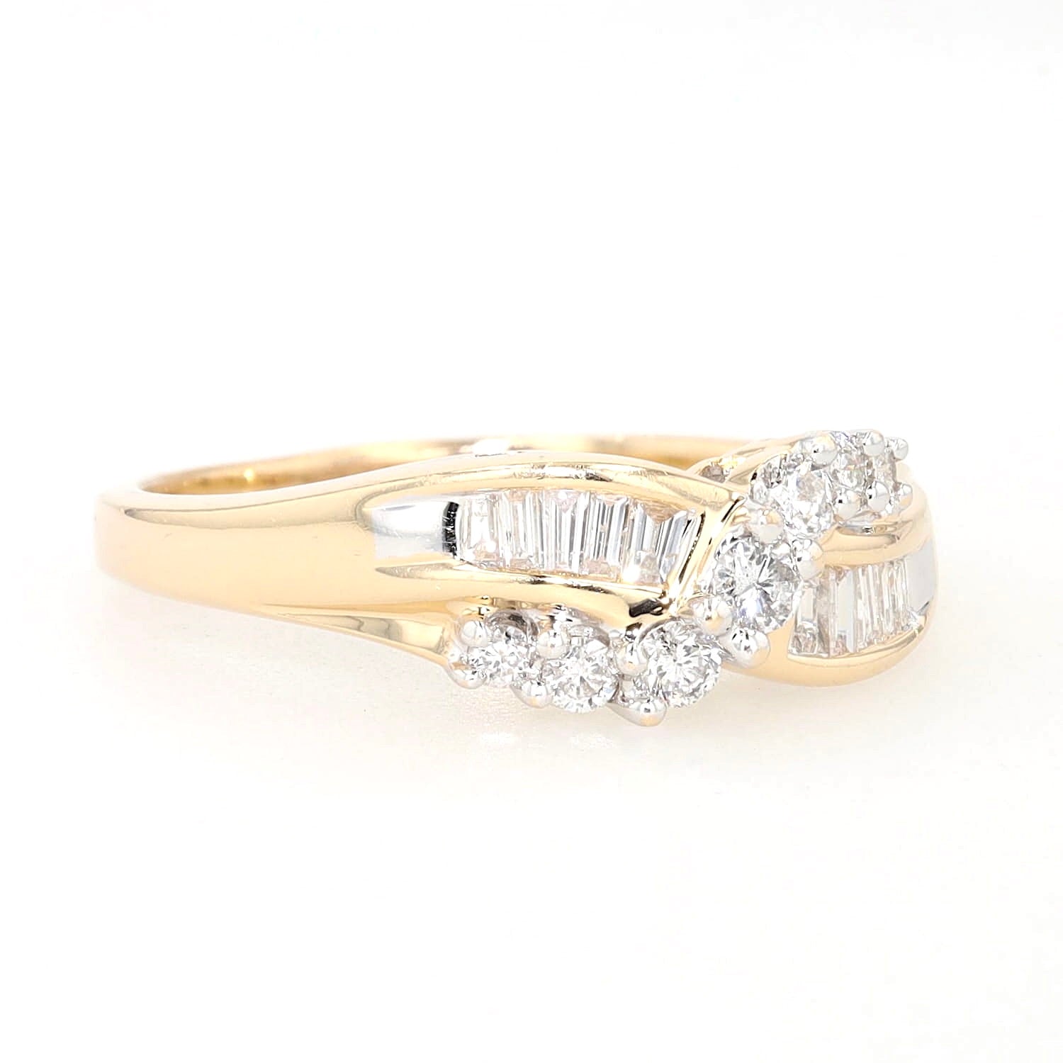 Ring in 585er Gelbgold mit ca. 0,45 ct Brillanten und Diamanten, liegend rechts gedreht