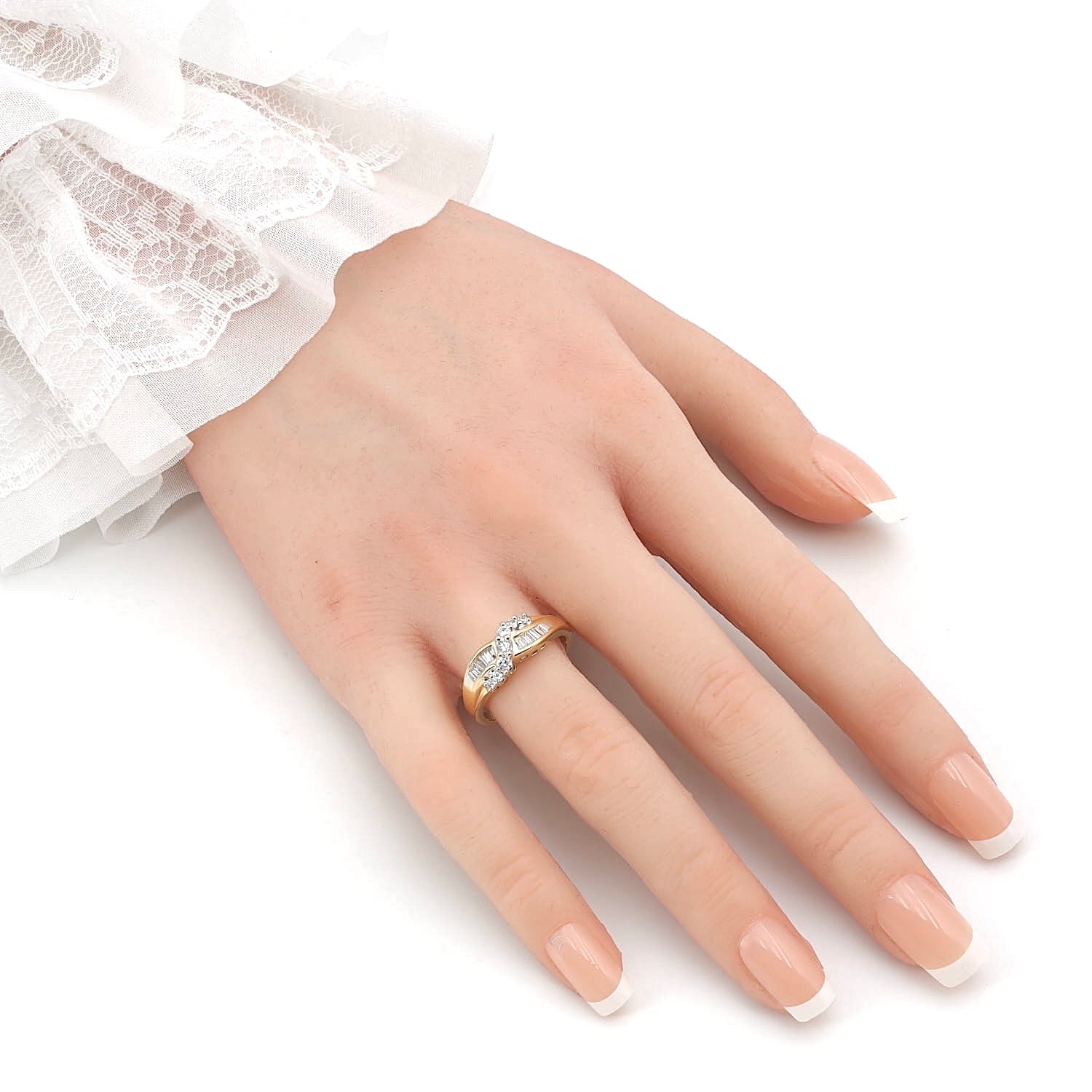 Ring in 585er Gelbgold mit ca. 0,45 ct Brillanten und Diamanten, an der Hand