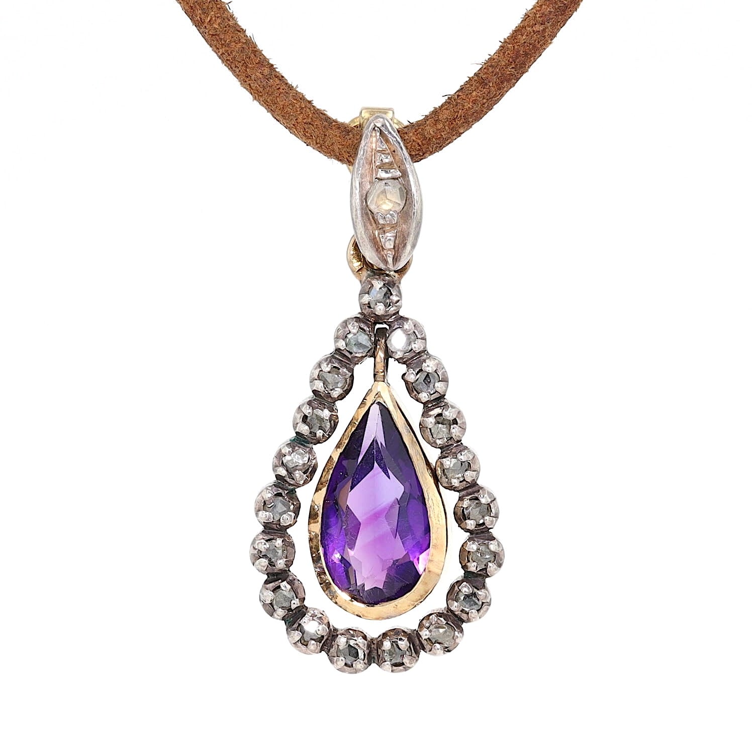 Viktorianischer Anhänger in 750er Gelbgold und Silber mit einem Amethyst und Diamanten, hängend frontal an einem braunen Lederband