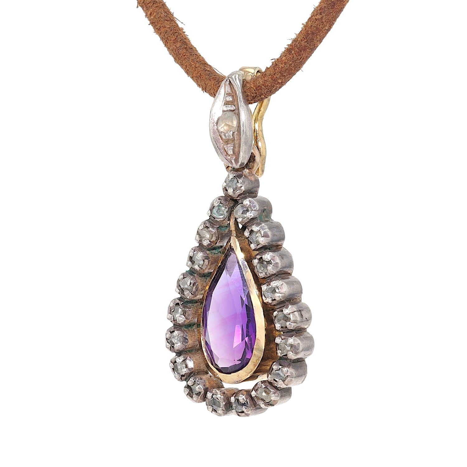 Viktorianischer Anhänger in 750er Gelbgold und Silber mit einem Amethyst und Diamanten, liegend rechts gedreht an einem braunen Lederband