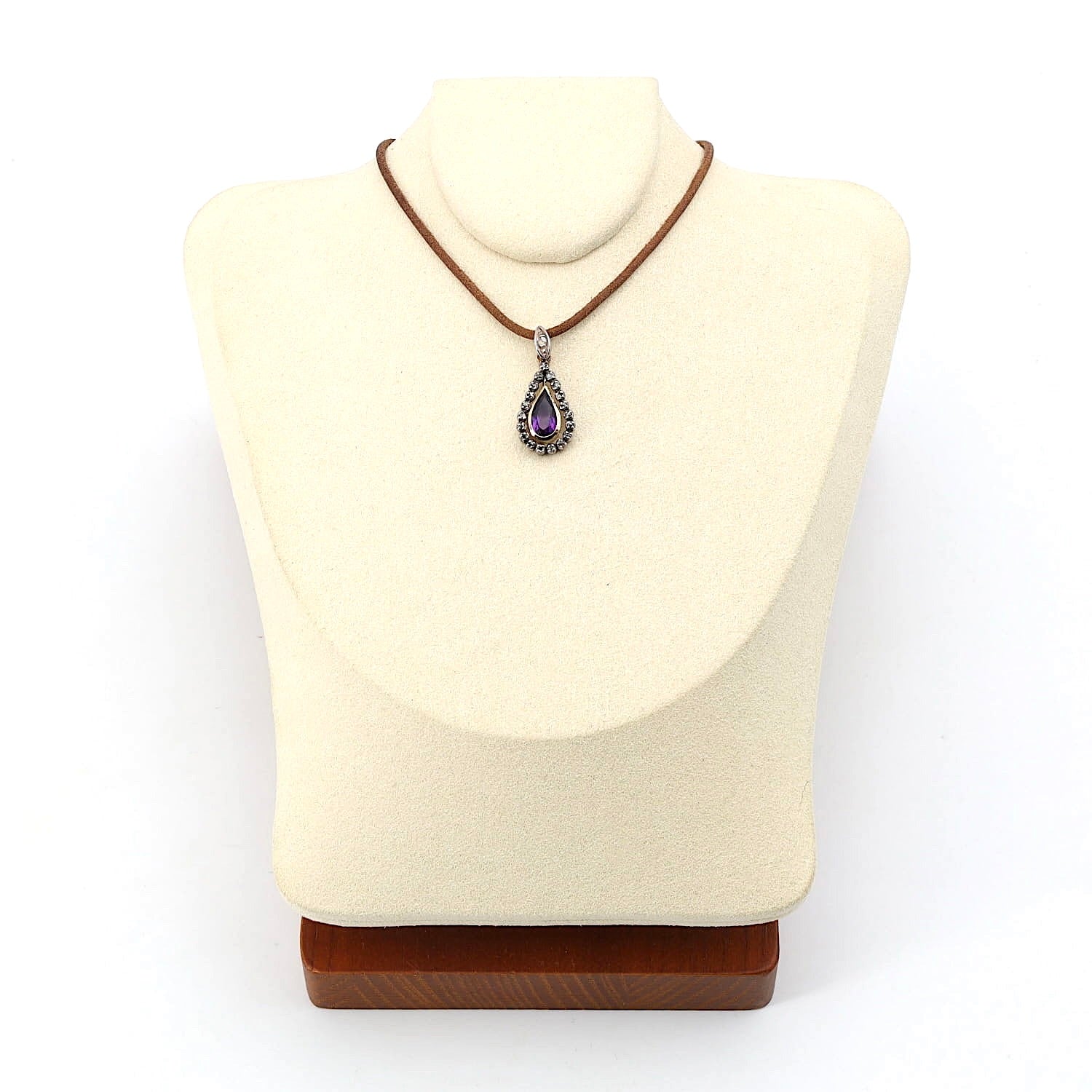 Viktorianischer Anhänger in 750er Gelbgold und Silber mit einem Amethyst und Diamanten, an einer hellen Büste