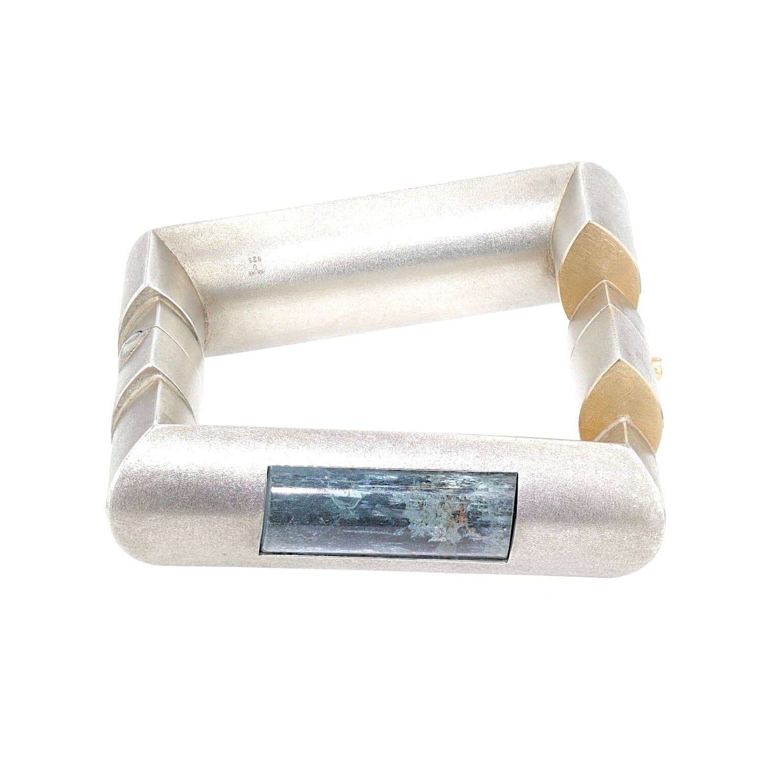 Imposanter und exklusiver Armreif von Mike Mascher in 925er Silber mit einem großen Aquamarin, liegend frontal