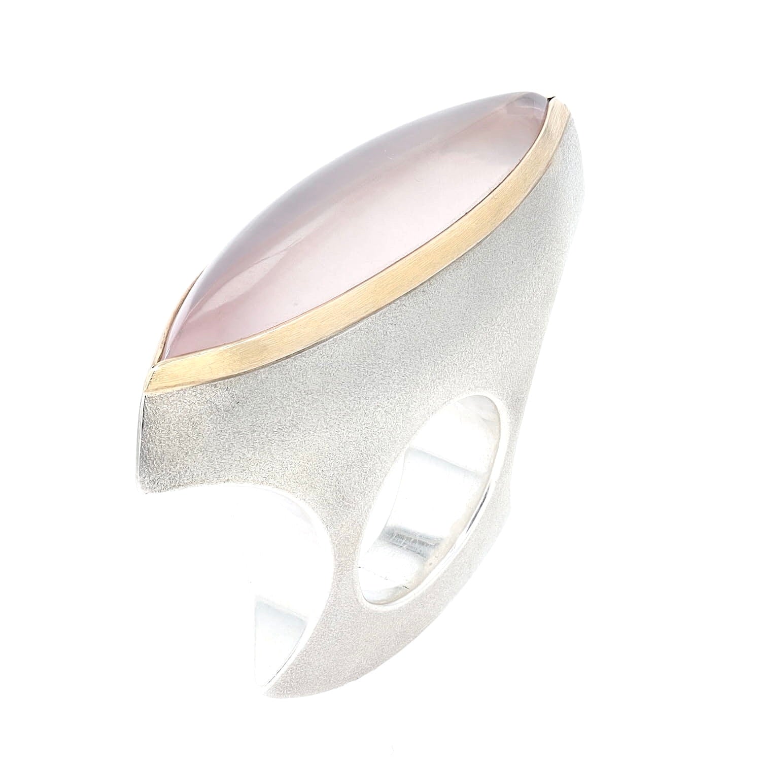 Designer Ring von Mike Mascher in 925er Silber und 750er Gelbgold mit einem rosa Quarz, stehend leicht gedreht