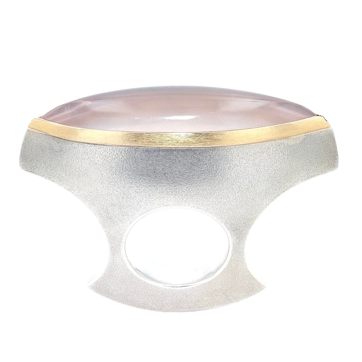 Designer Ring von Mike Mascher in 925er Silber und 750er Gelbgold mit einem rosa Quarz, stehend