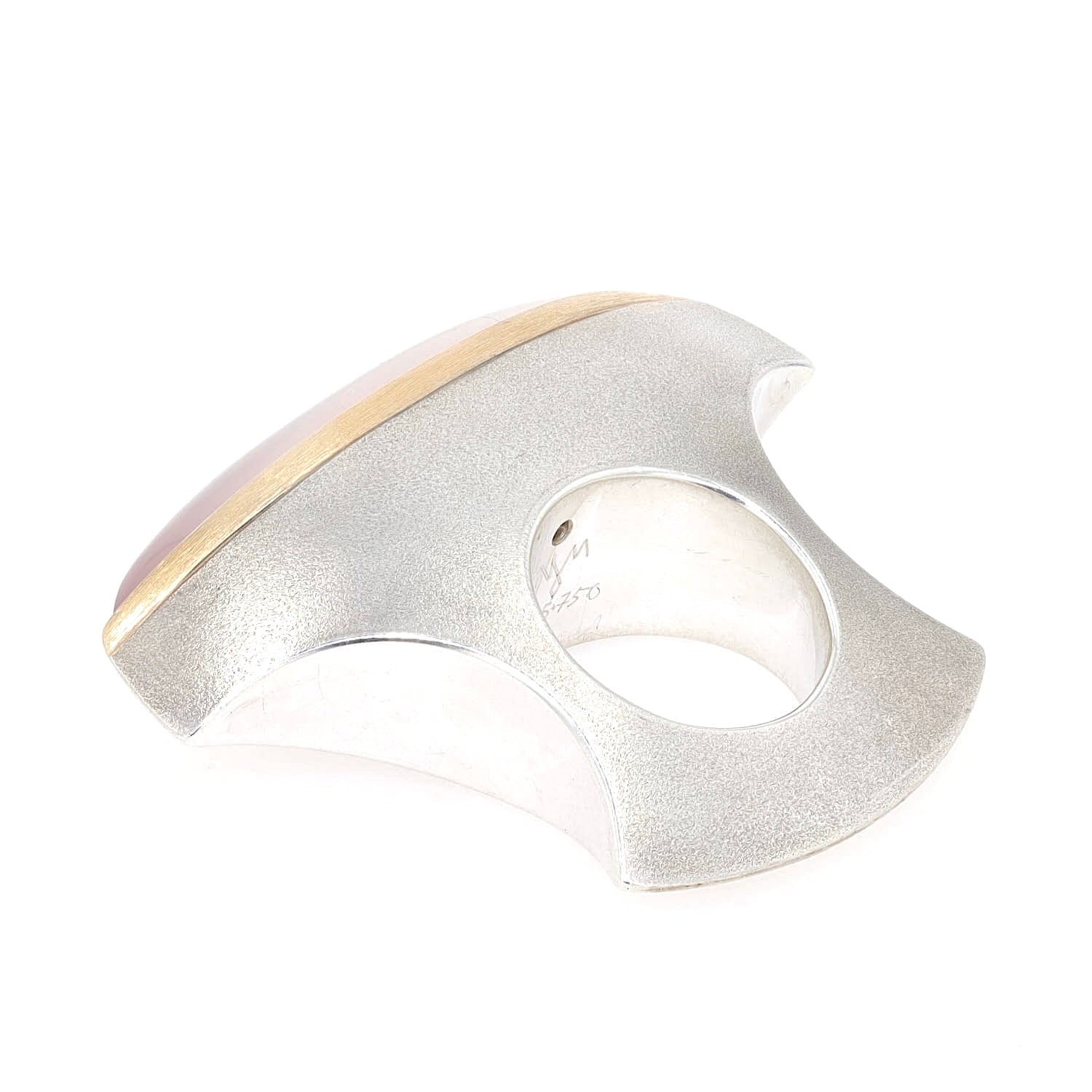 Designer Ring von Mike Mascher in 925er Silber und 750er Gelbgold mit einem rosa Quarz, liegend mit Ringschiene nach vorne rechts