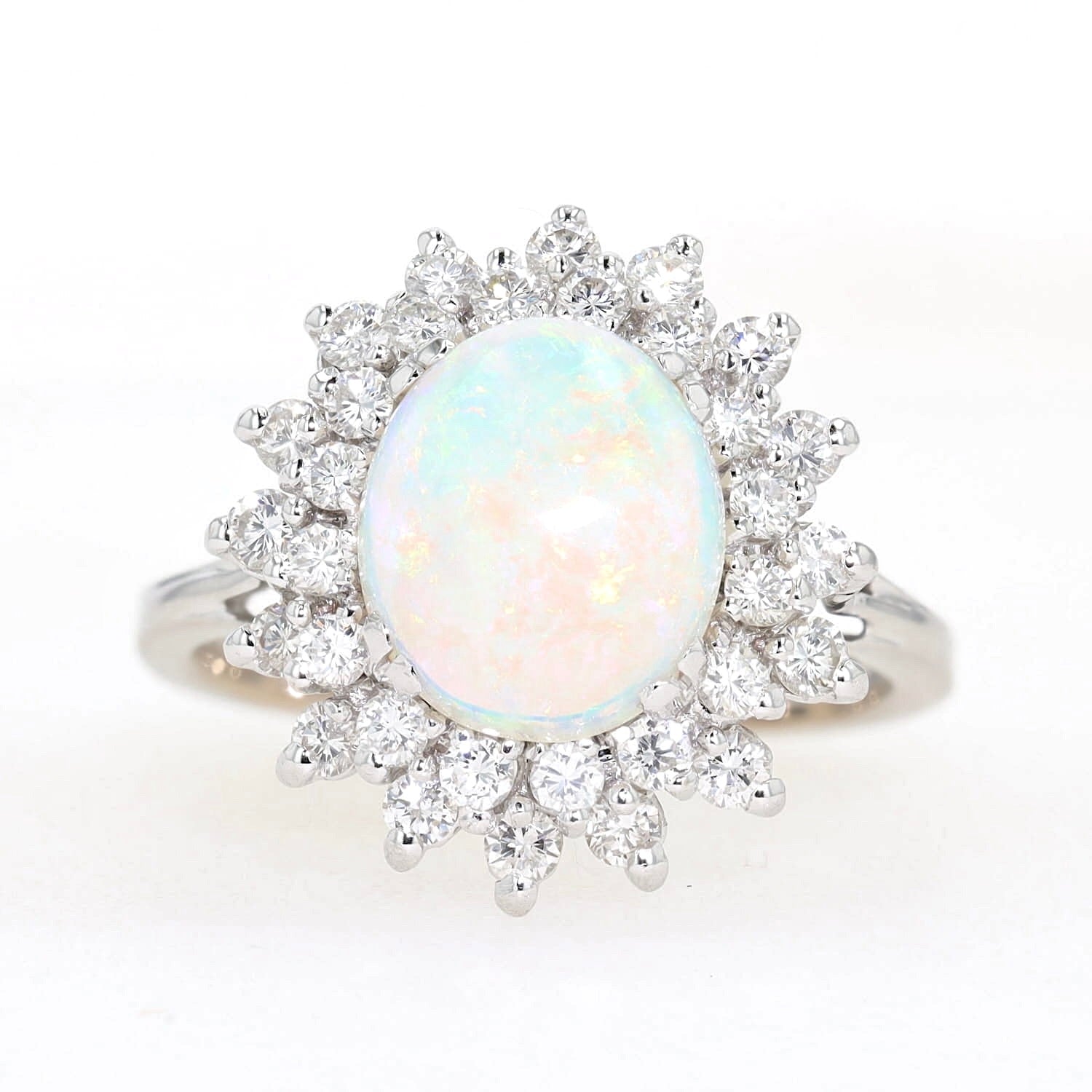 Ring in 750er Weißgold mit einem Opal und insgesamt ca. 0,80 ct Brillanten, liegend frontal
