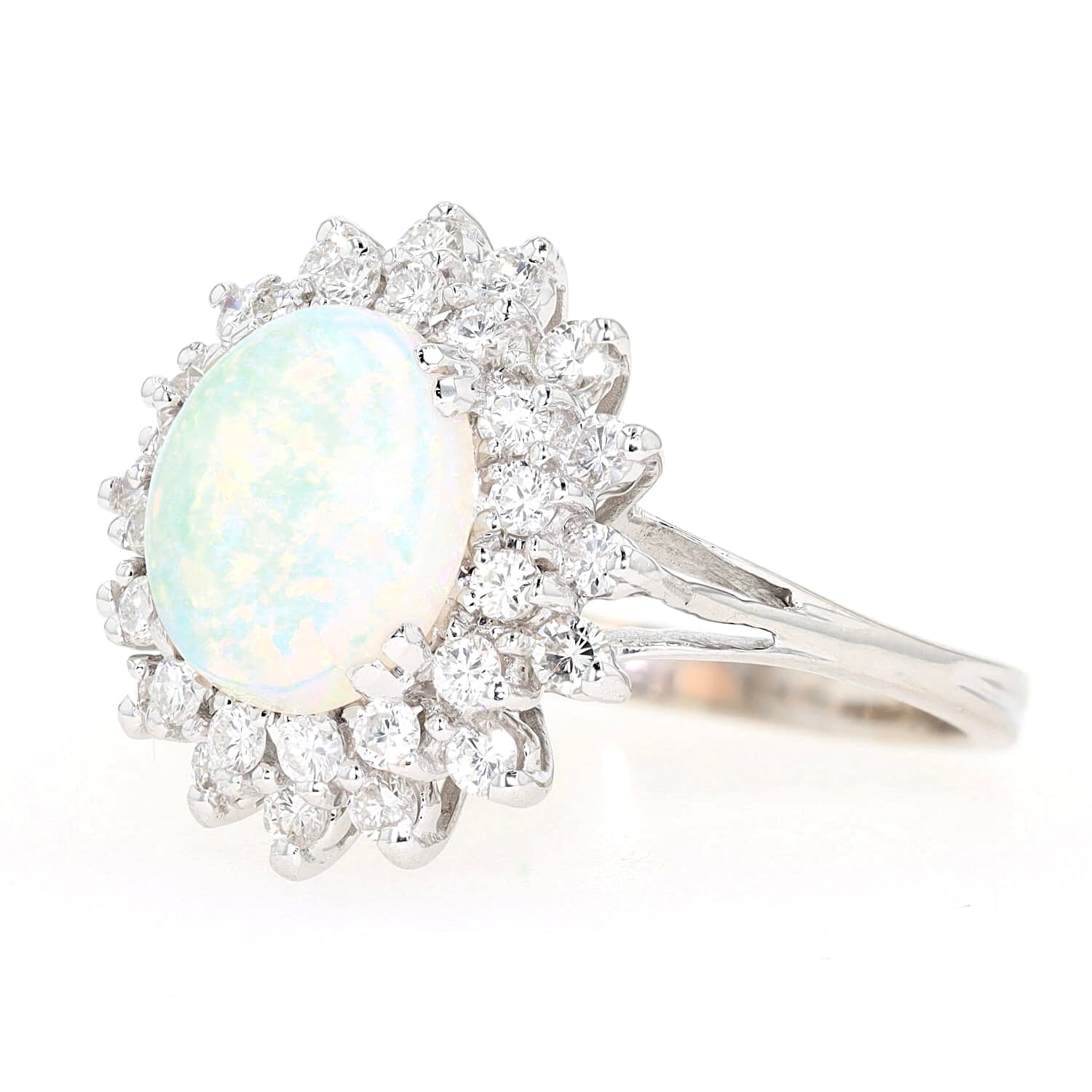 Ring in 750er Weißgold mit einem Opal und insgesamt ca. 0,80 ct Brillanten, liegend links gedreht