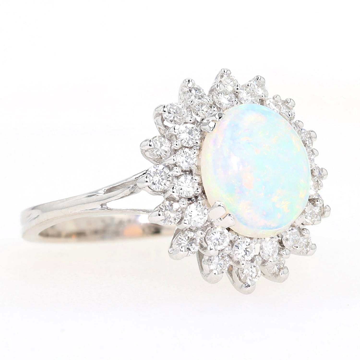 Ring in 750er Weißgold mit einem Opal und insgesamt ca. 0,80 ct Brillanten, liegend rechts gedreht