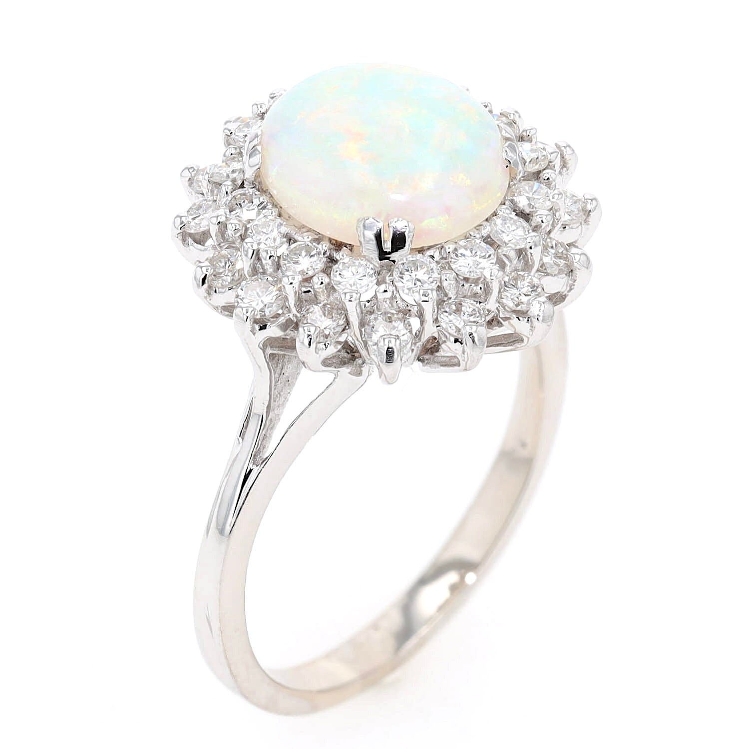 Ring in 750er Weißgold mit einem Opal und insgesamt ca. 0,80 ct Brillanten, stehend