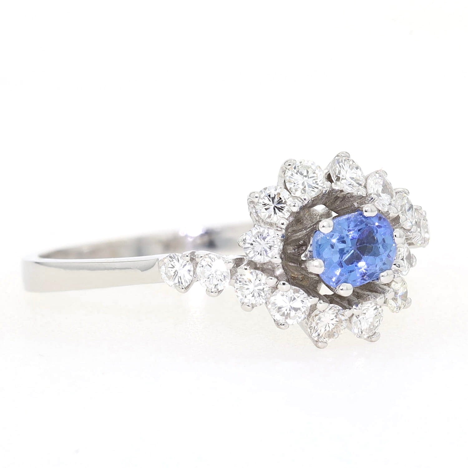 Ring in 585er Weißgold mit einem Saphir und Brillanten, liegend rechts gedreht