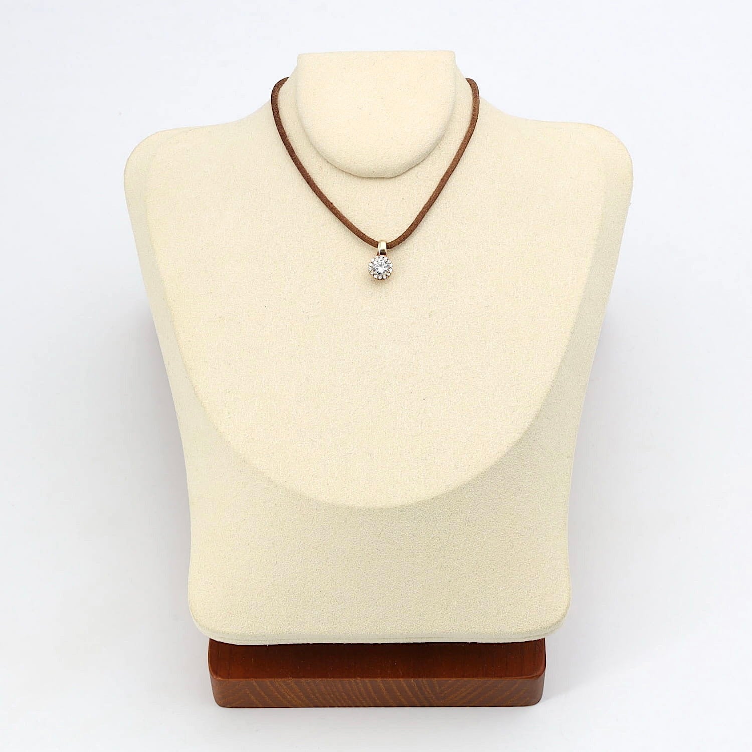 Anhänger in 585er Gelbgold mit weißen Cubic Zirkonias, an der Büste mit einer braunen Lederkette