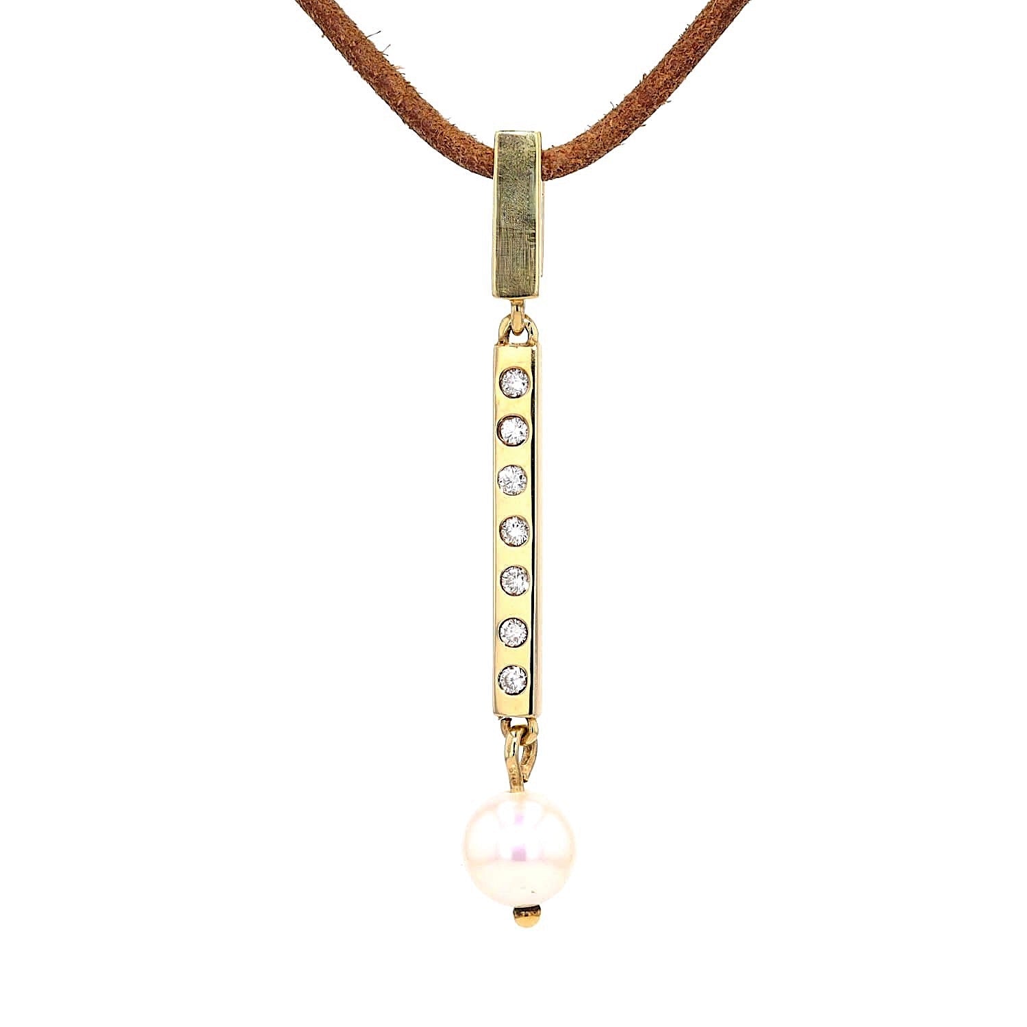Anhänger von Jette Joop in 750er Gelbgold mit Brillanten und einer Zuchtperle, hängend frontal