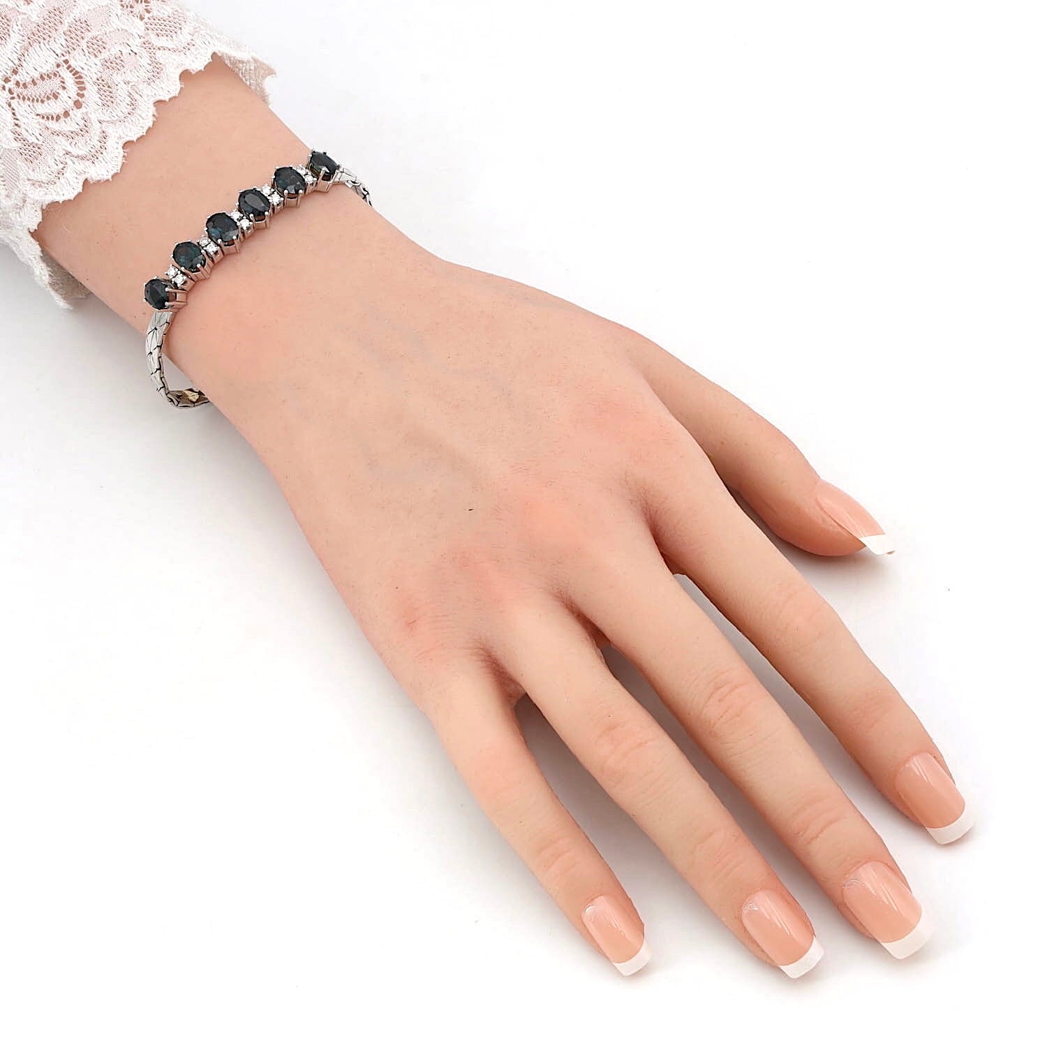 Vintage Armband in 585er Weißgold mit blauen Saphiren und Brillanten, an der künstlichen Hand