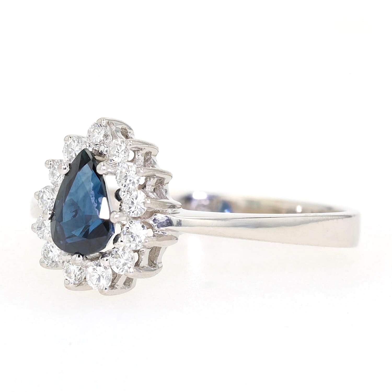 Ring in 585er Weißgold mit einem blauen Saphir und Brillanten, liegend links gedreht