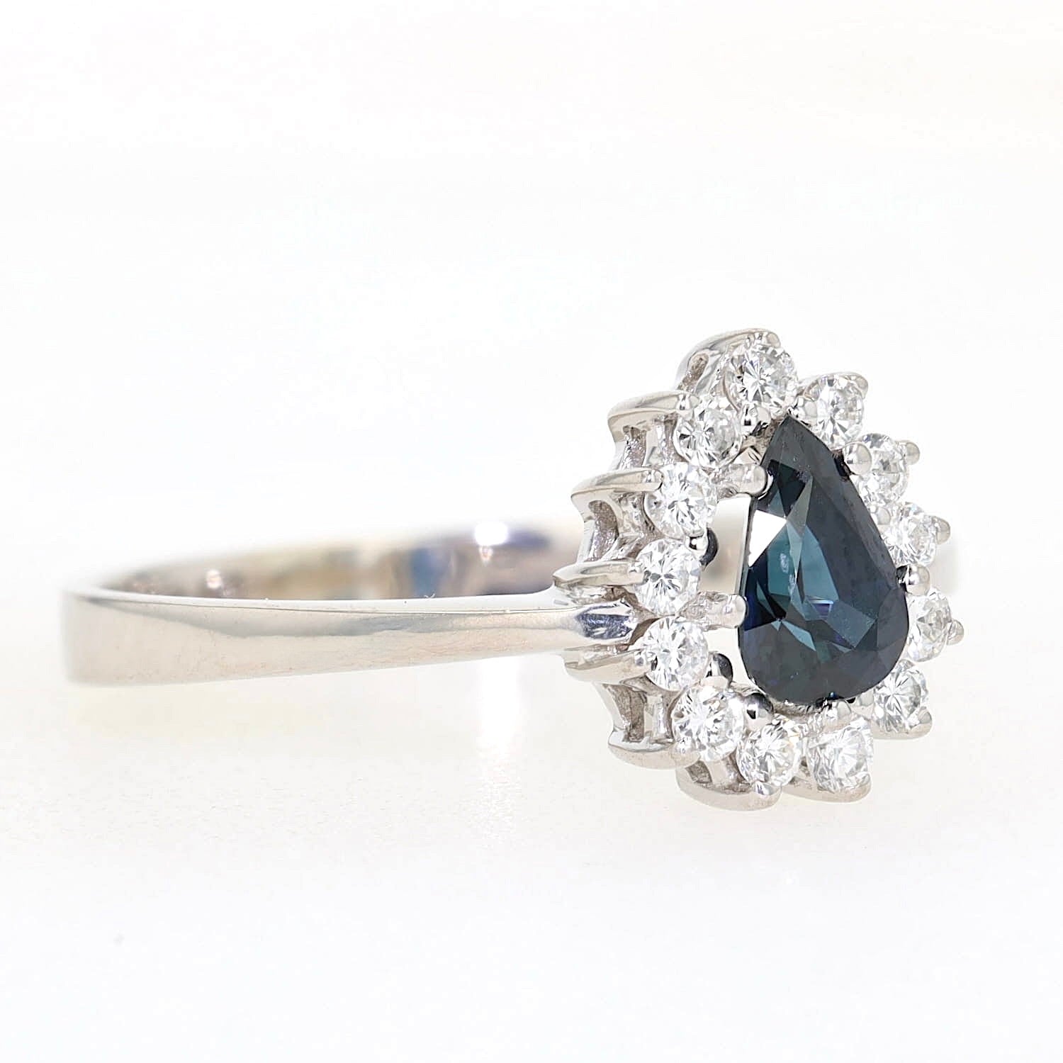 Ring in 585er Weißgold mit einem blauen Saphir und Brillanten, liegend rechts gedreht