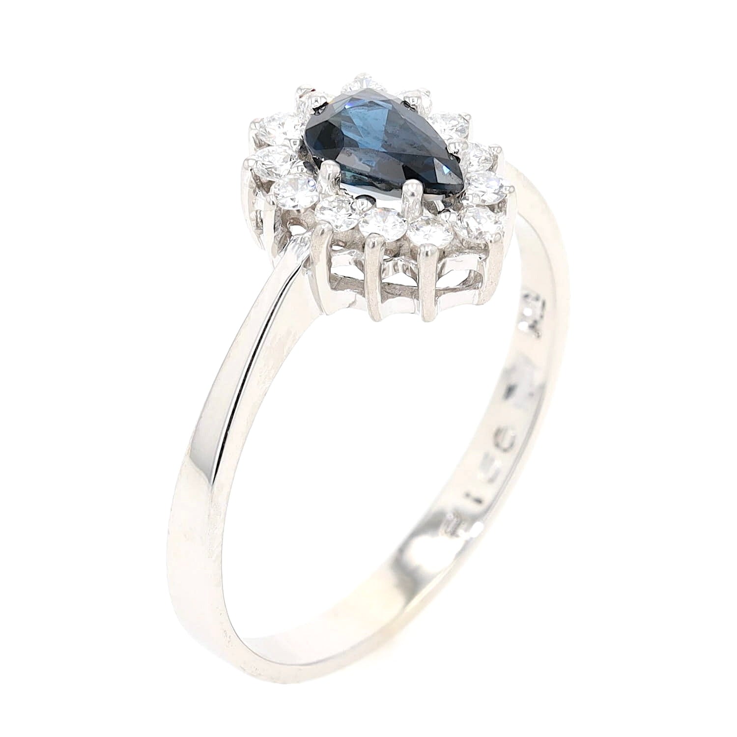 Ring in 585er Weißgold mit einem blauen Saphir und Brillanten, stehend