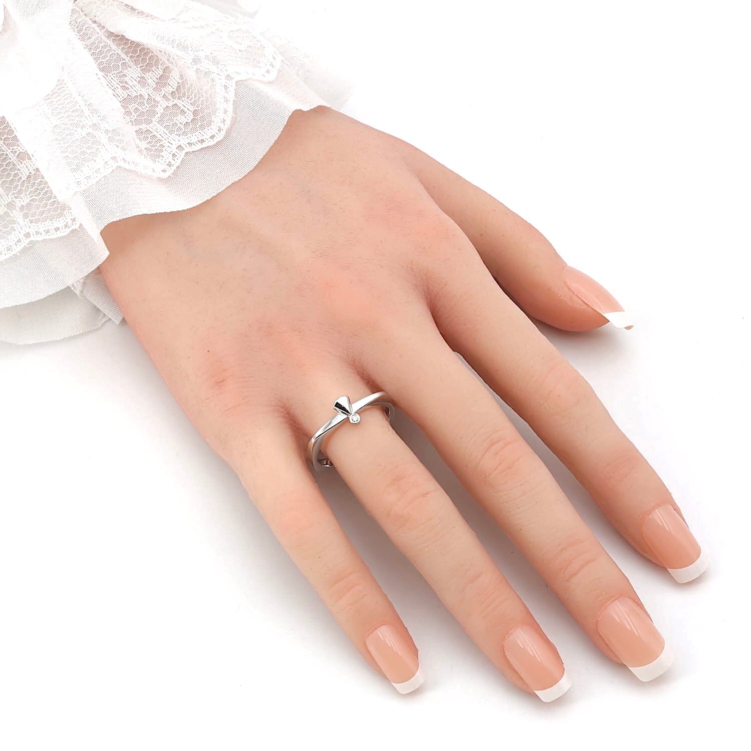 Niessing Ring in 585er Weißgold mit einem Brillanten, an der künstlichen Hand