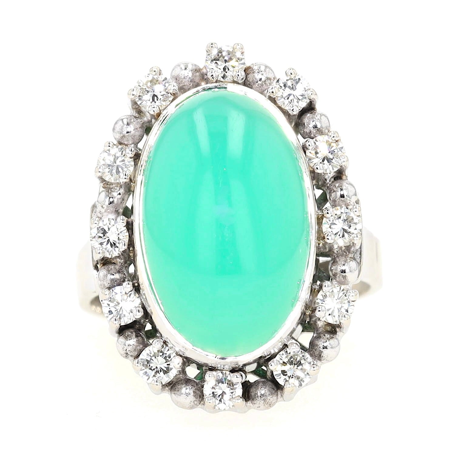 Ring in 750er Weißgold mit einem Chrysopras-Cabochon und Brillanten, liegend frontal