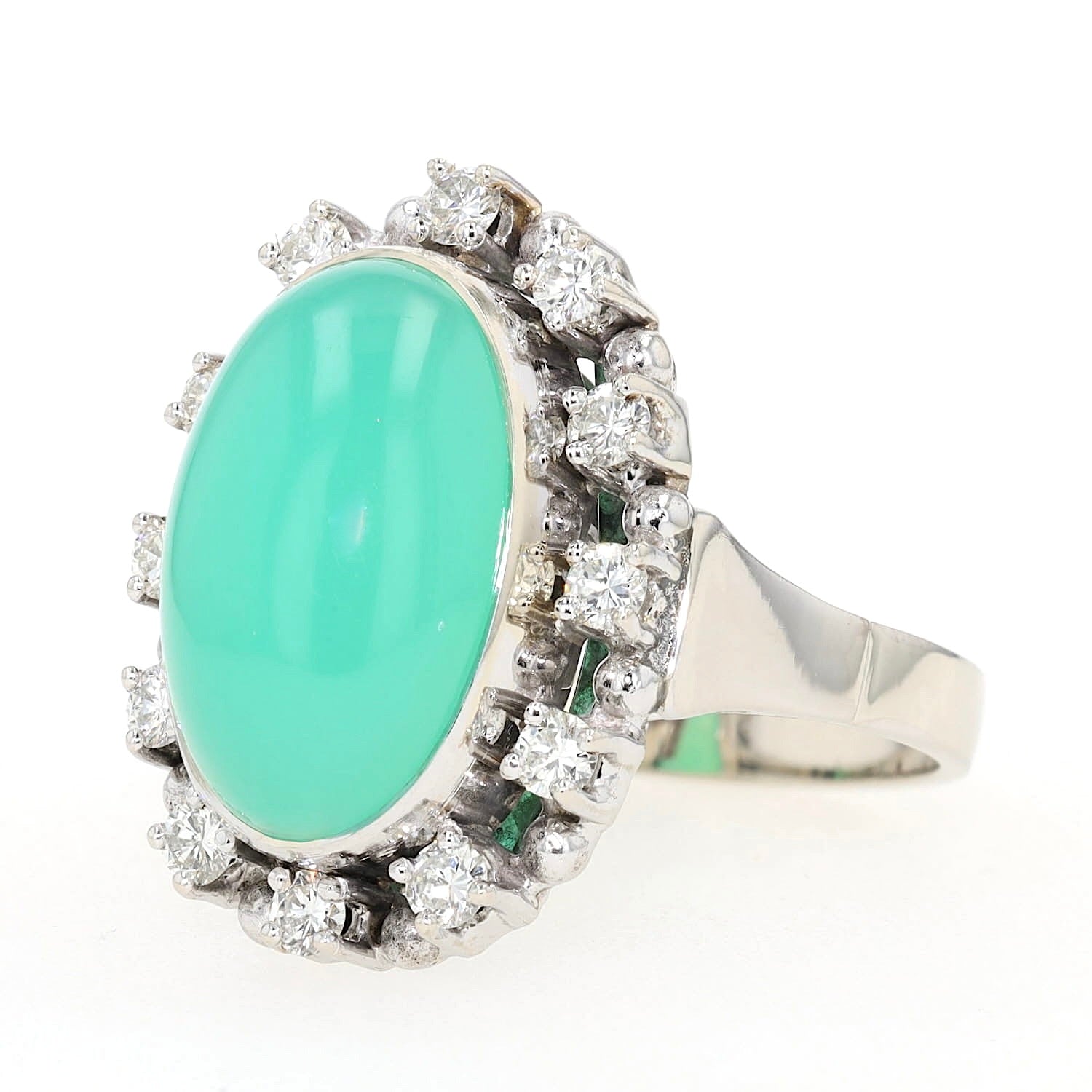 Ring in 750er Weißgold mit einem Chrysopras-Cabochon und Brillanten, liegend links gedreht