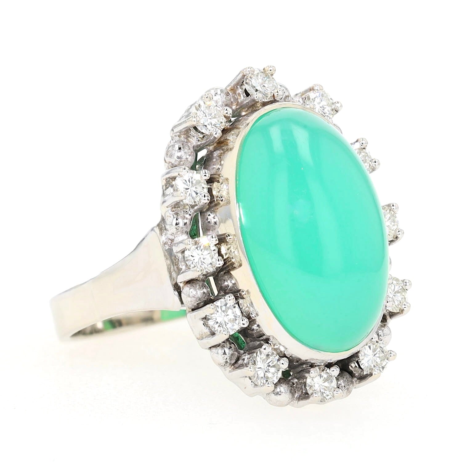 Ring in 750er Weißgold mit einem Chrysopras-Cabochon und Brillanten, liegend rechts gedreht