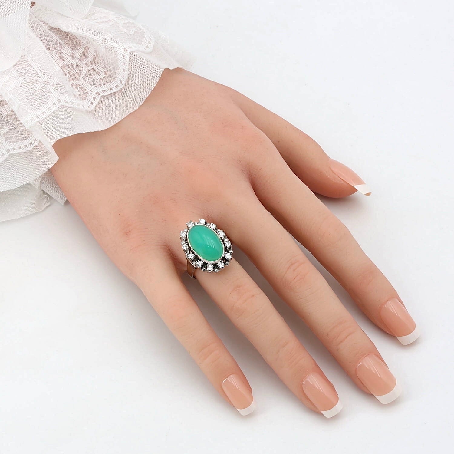 Ring in 750er Weißgold mit einem Chrysopras-Cabochon und Brillanten, an der künstlichen Hand