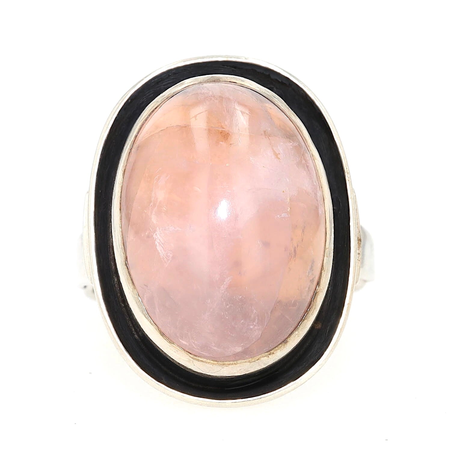 Vintage-Ring in Silber mit einem Rosenquarz-Cabochon, liegend frontal