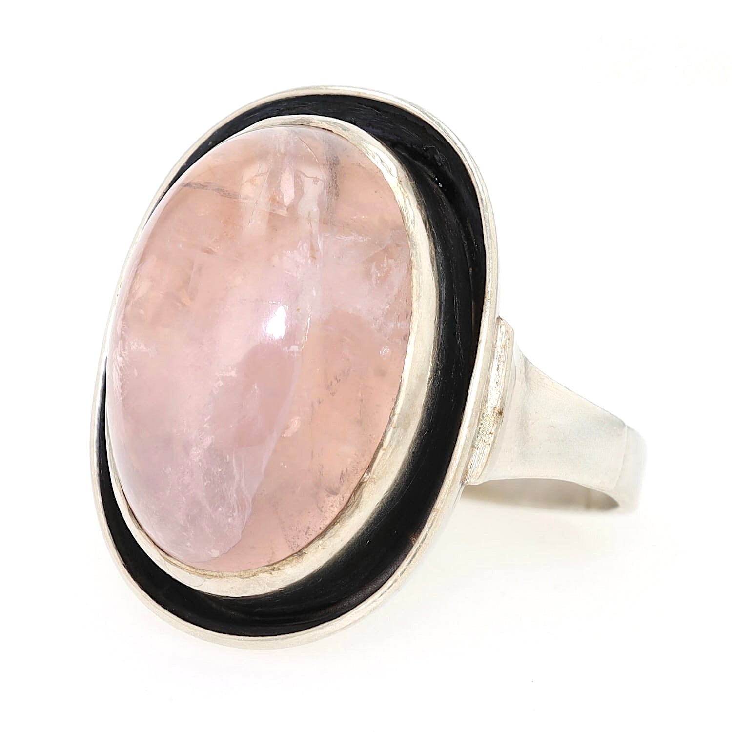 Vintage-Ring in Silber mit einem Rosenquarz-Cabochon, liegend links gedreht