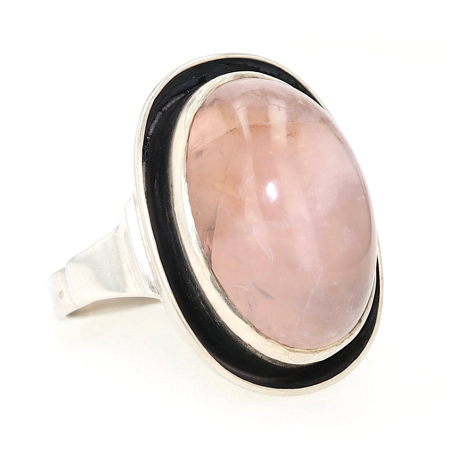 Vintage-Ring in Silber mit einem Rosenquarz-Cabochon, liegend rechts gedreht