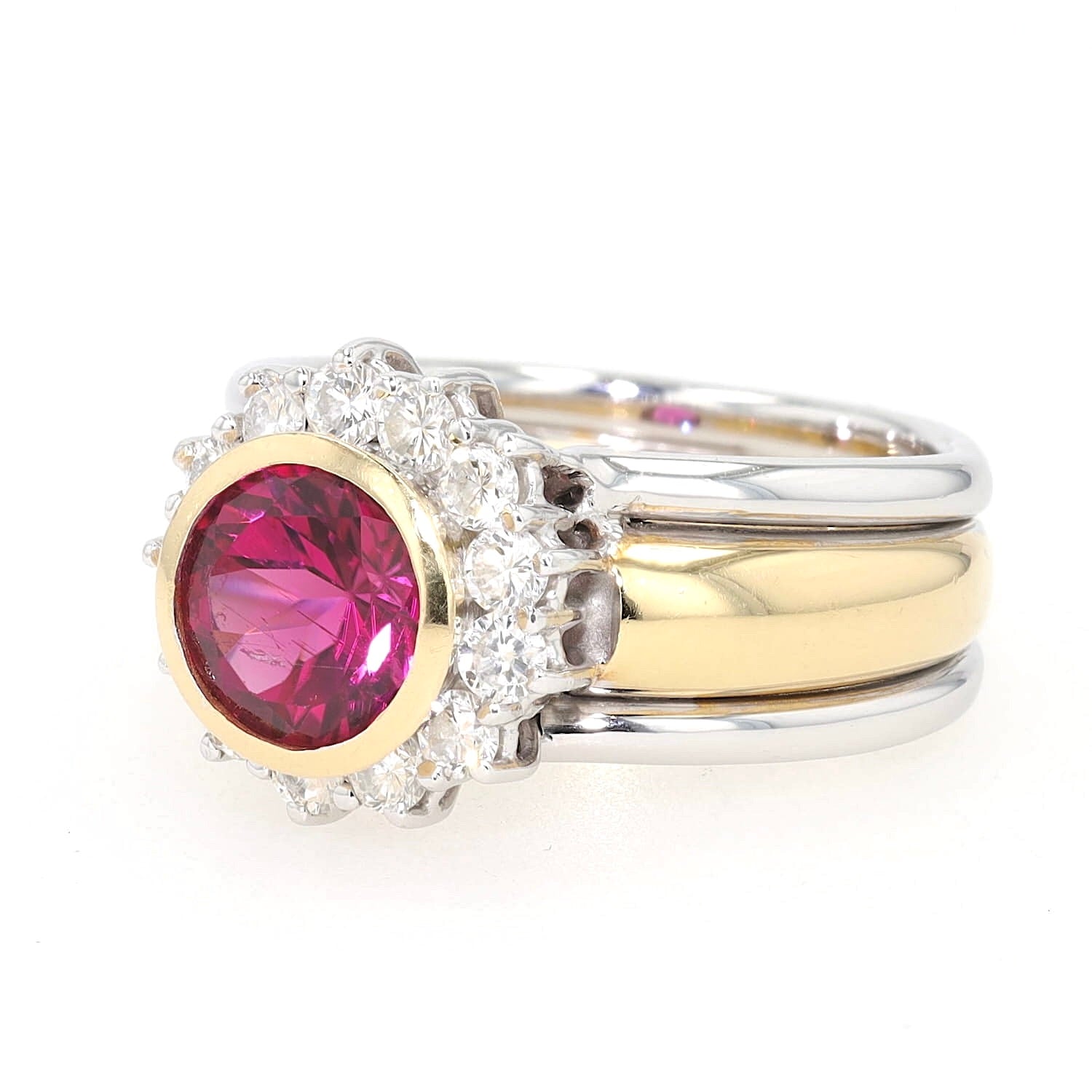 Ring in 750er Weiß- und Gelbgold mit einem pinkfarbenen Turmalin und Brillanten, liegend links gedreht