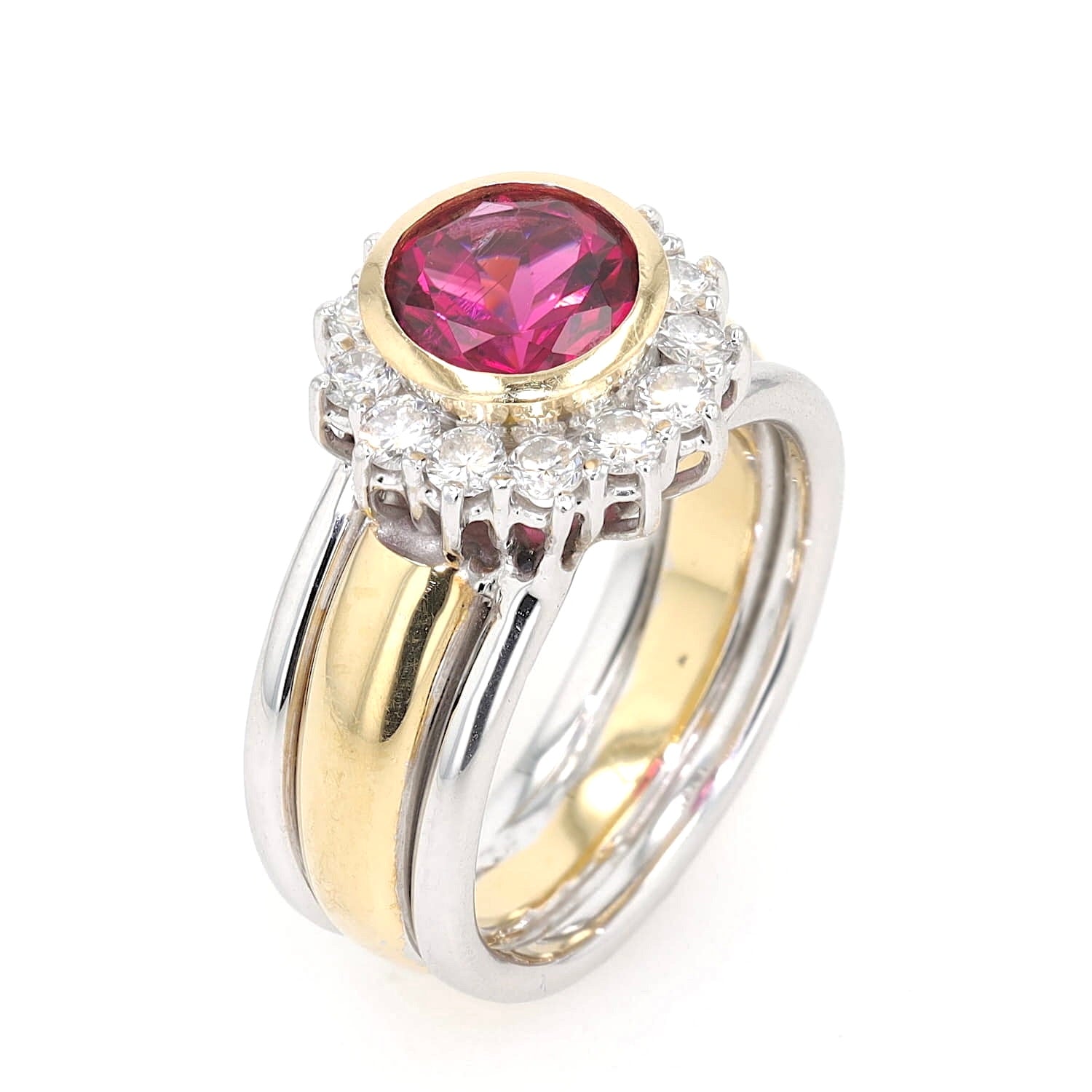 Ring in 750er Weiß- und Gelbgold mit einem pinkfarbenen Turmalin und Brillanten, stehend