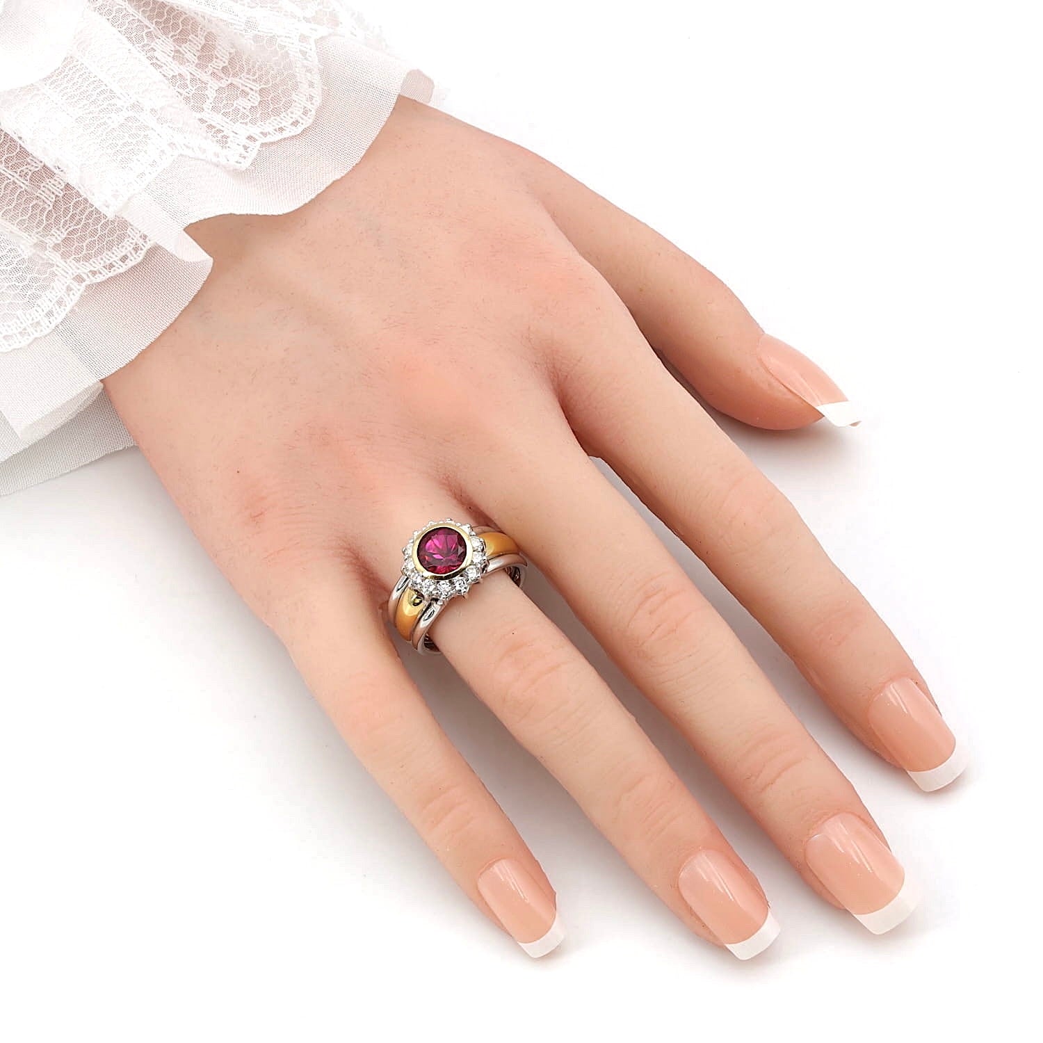 Ring in 750er Weiß- und Gelbgold mit einem pinkfarbenen Turmalin und Brillanten, an der künstlichen Hand