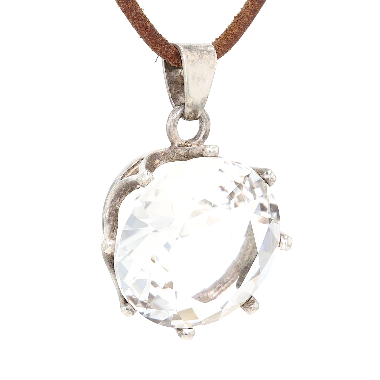 Anhänger in 835er Silber mit einem großen Bergkristall, hängend rechts gedreht