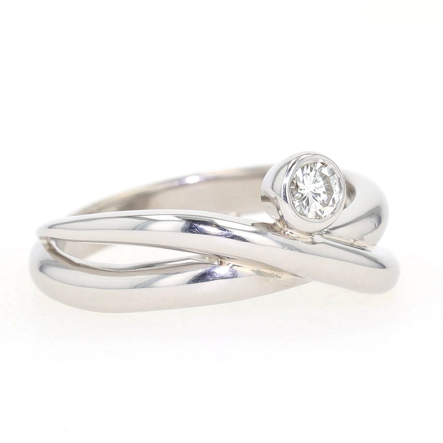 Ring in 585er Weißgold mit einem Brillanten, liegend links gedreht