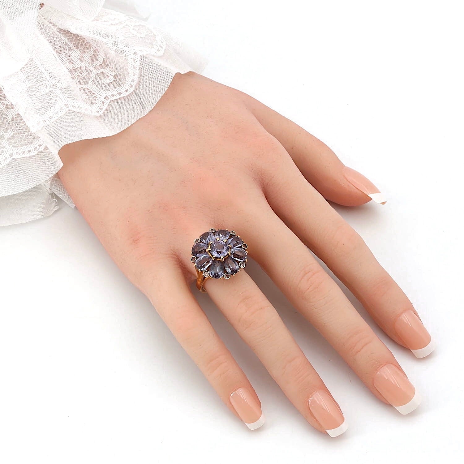 Ring in 750er Gelbgold mit lilafarbenen synthetischen Saphiren und gelben synth. Spinellen, an einer künstlichen Hand