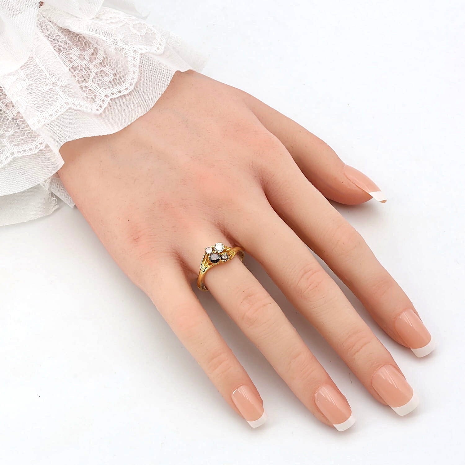Ring in 750er Gelbgold mit mehrfarbigen Brillanten, an einer künstlichen Hand
