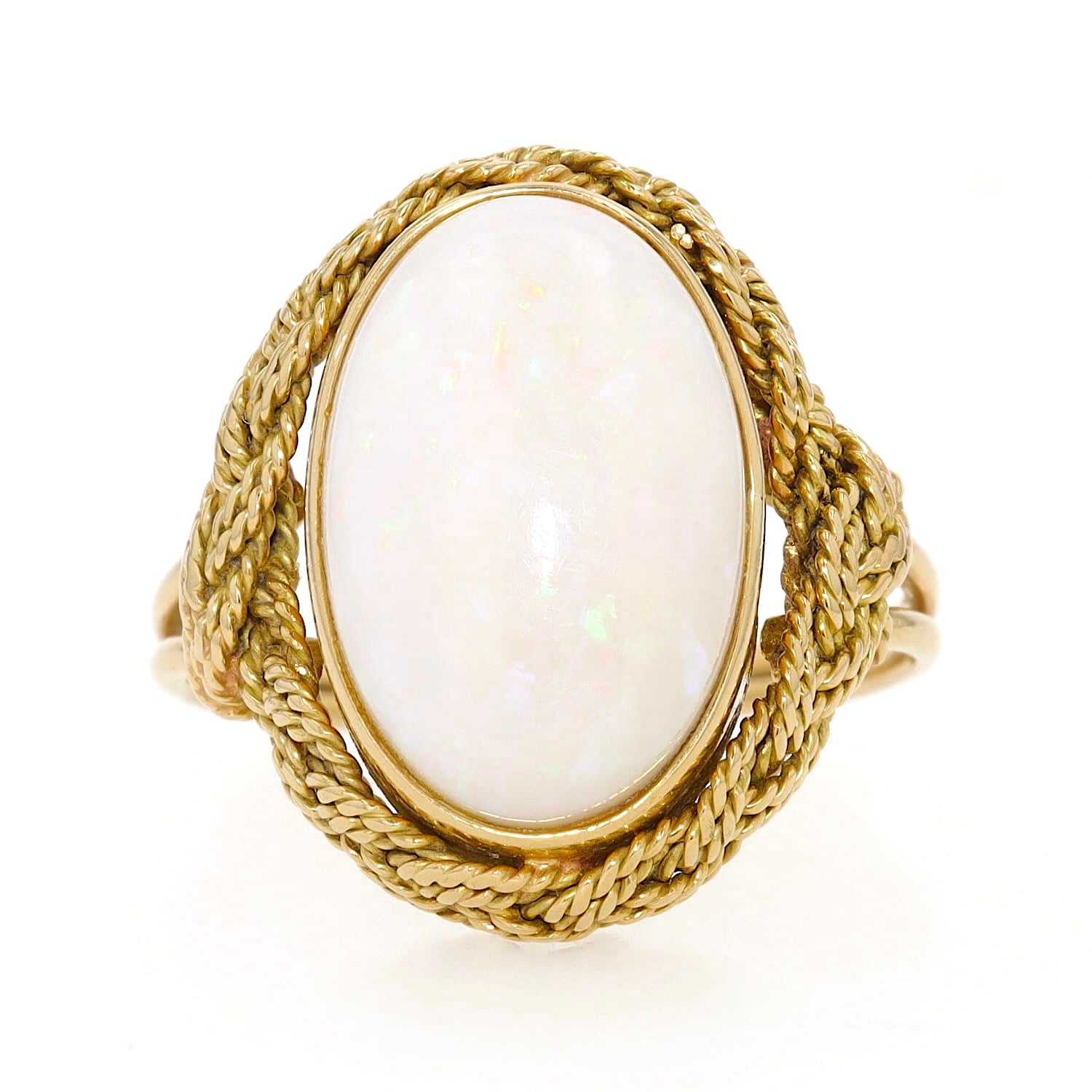 Ring in 750er Gelbgold mit einem weißen Opal, liegend frontal