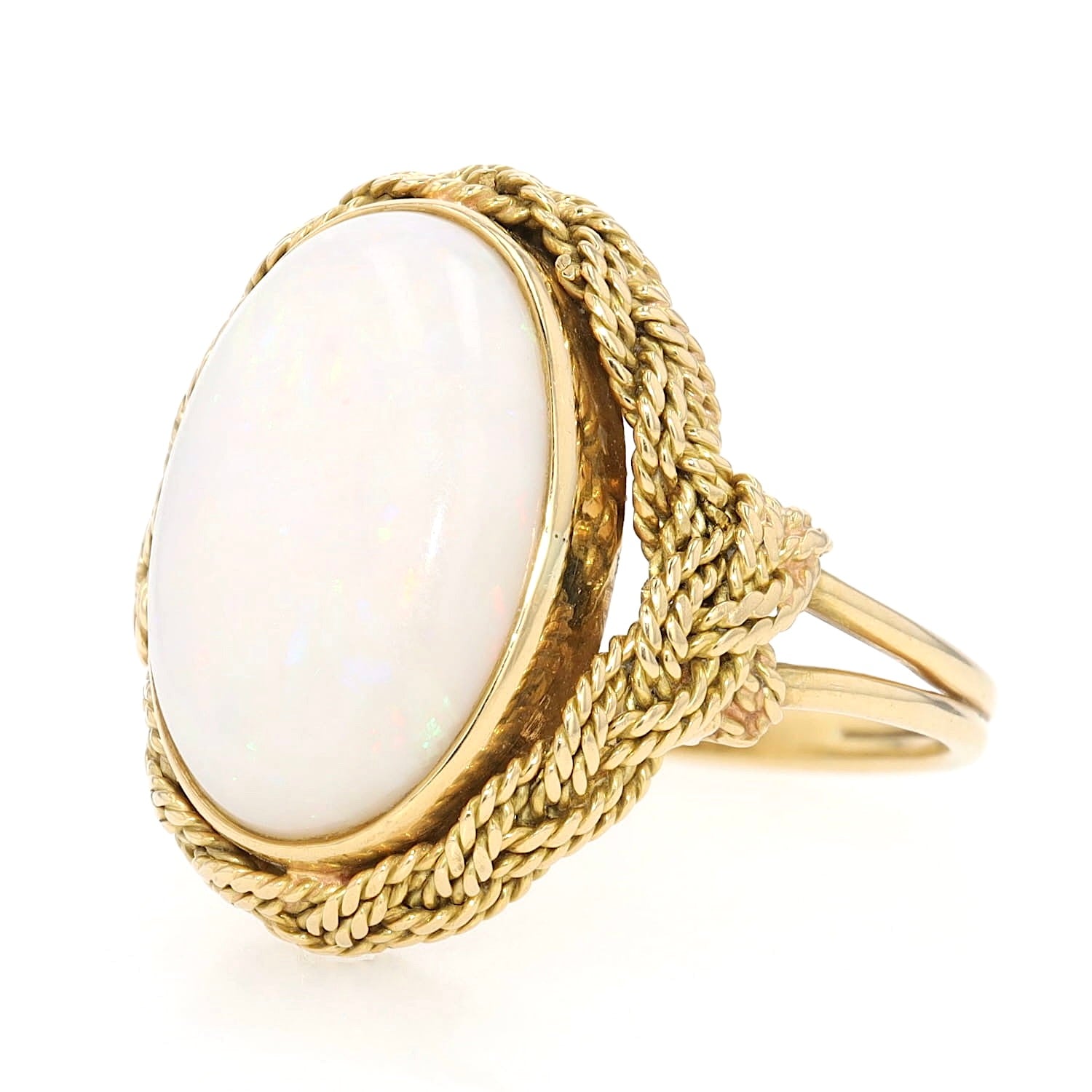 Ring in 750er Gelbgold mit einem weißen Opal, liegend links gedreht