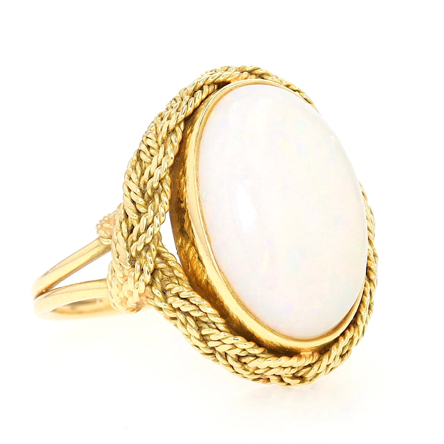 Ring in 750er Gelbgold mit einem weißen Opal, liegend rechts gedreht