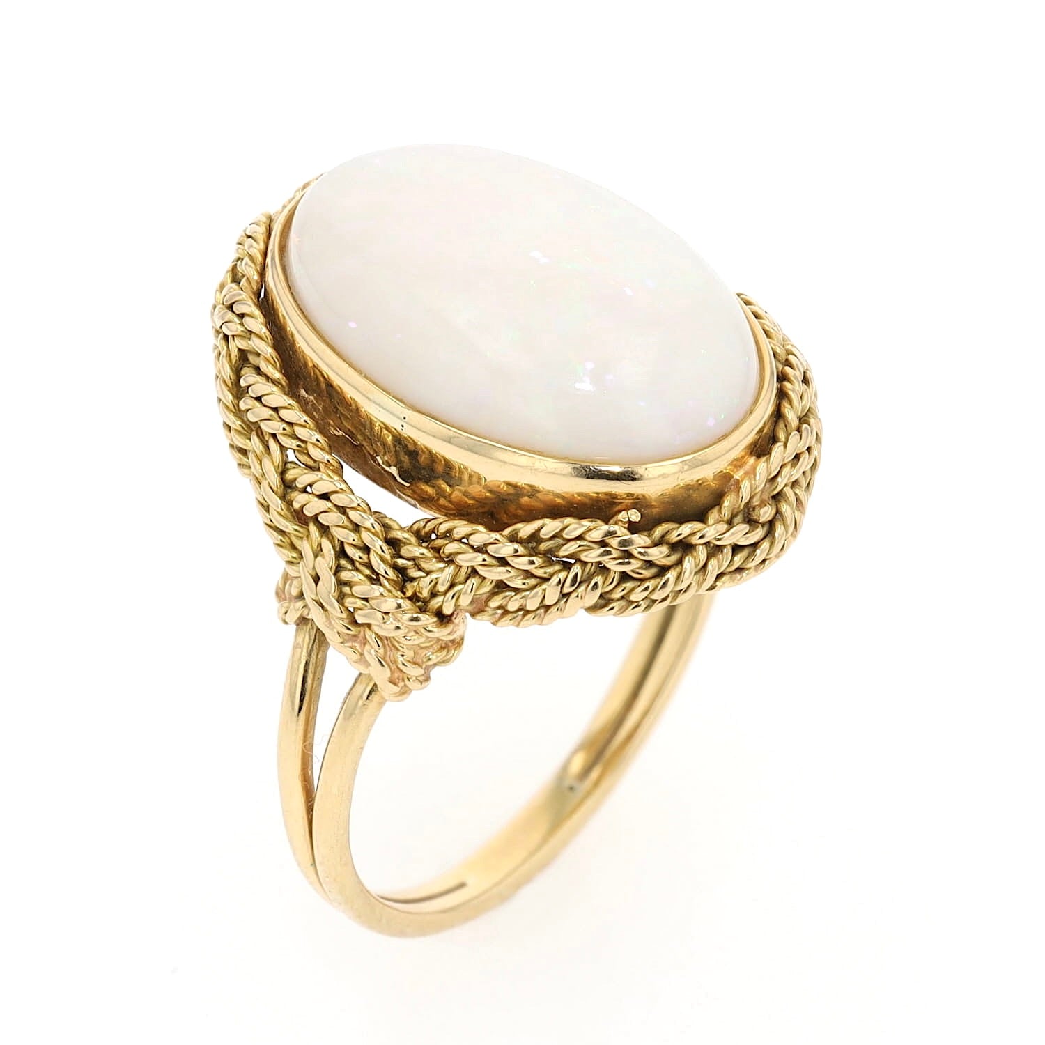 Ring in 750er Gelbgold mit einem weißen Opal, stehend