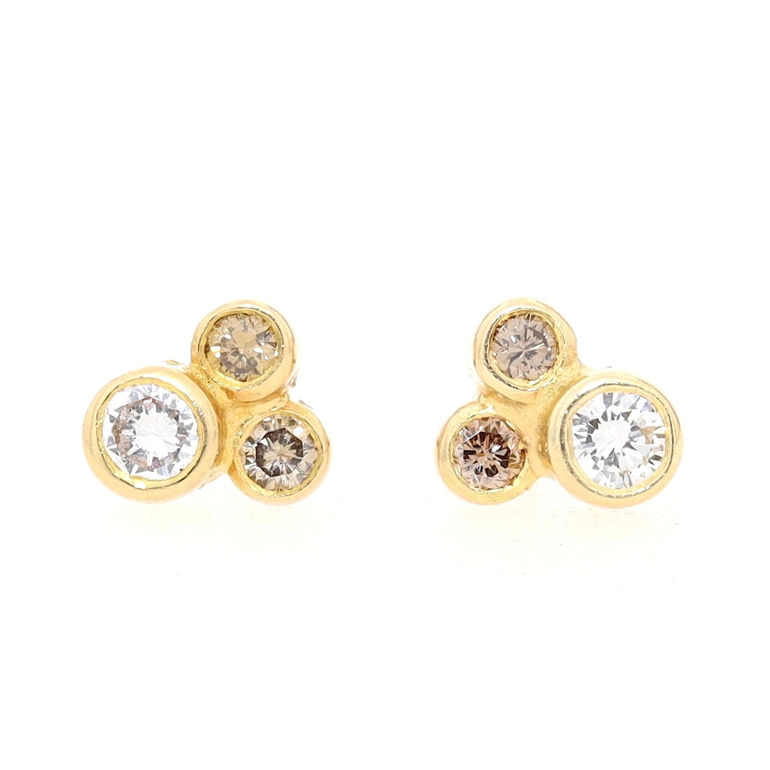 Ohrstecker in 750er Gelbgold mit cognac- und champagnerfarbenen Brillanten, liegend frontal ohne Stopper