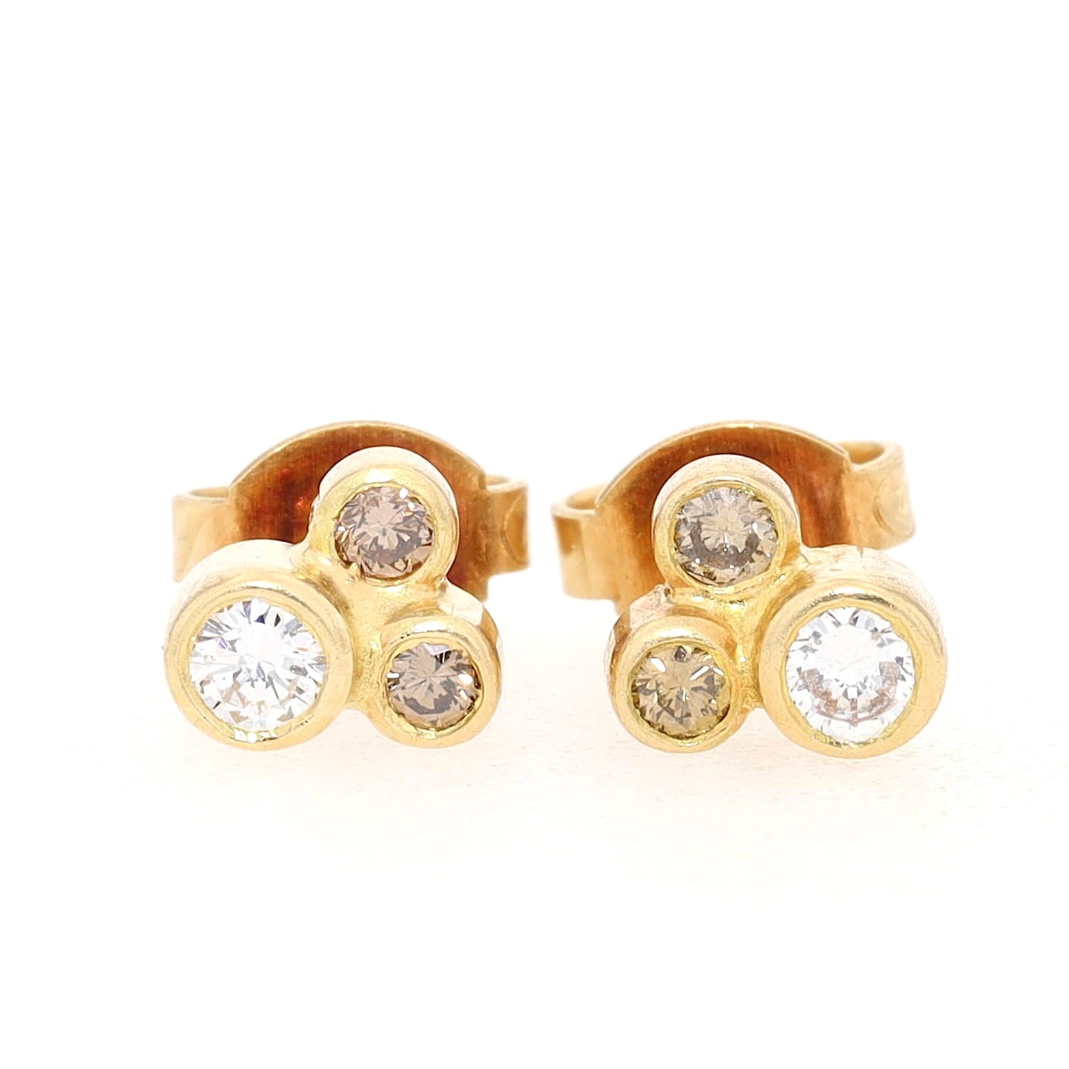 Ohrstecker in 750er Gelbgold mit cognac- und champagnerfarbenen Brillanten liegend frontal mit Stopper