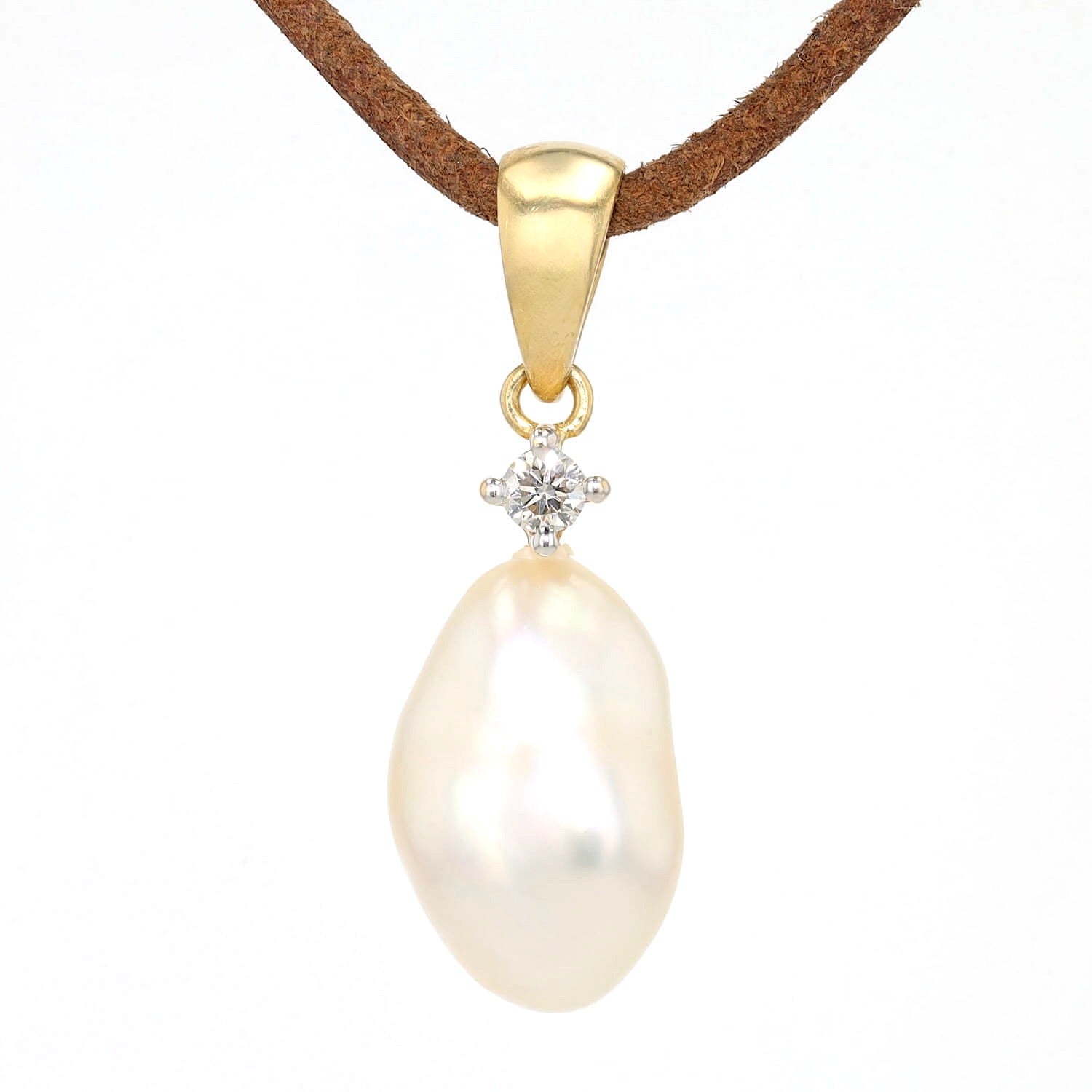 Anhänger in 750er Gelbgold mit einer Südsee-Zuchtperle und einem Brillanten, hängend frontal