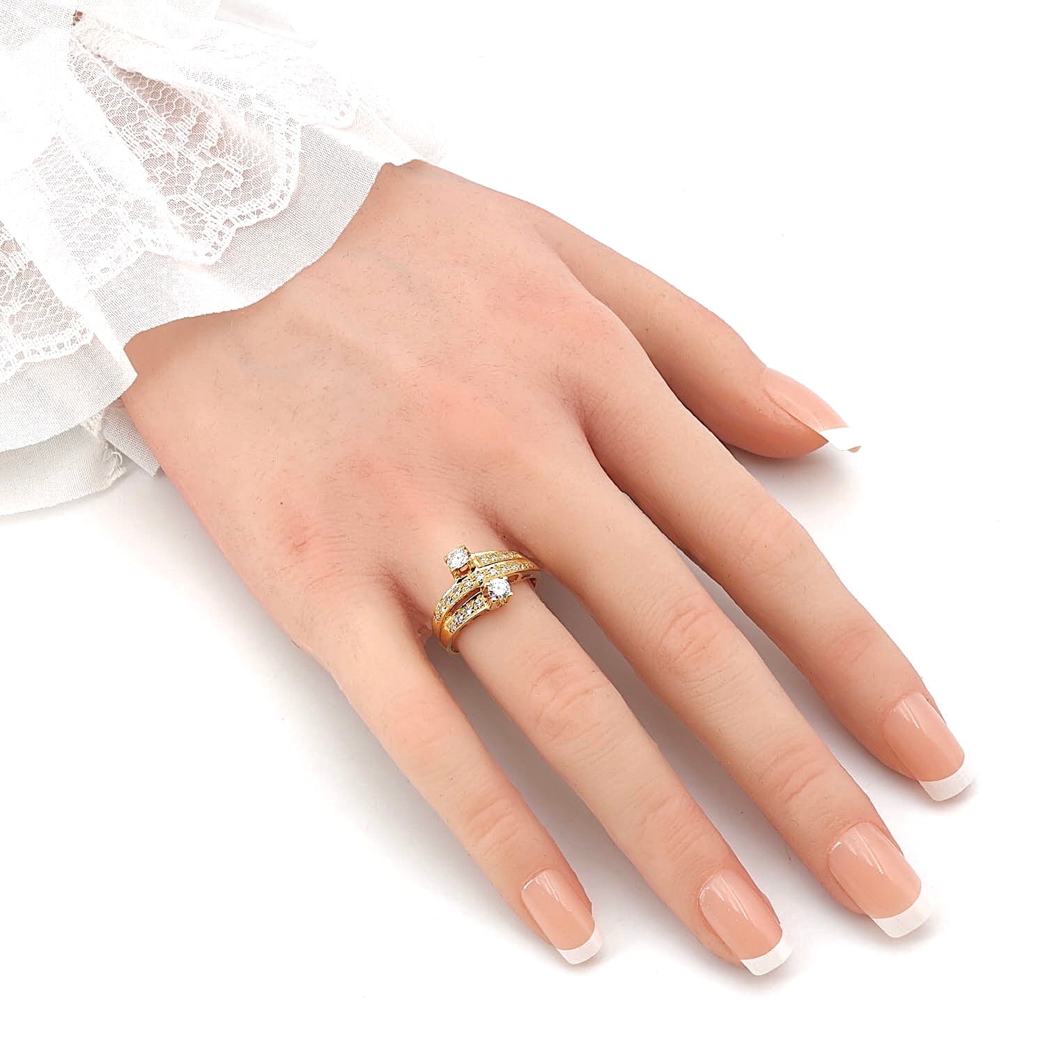 Ring in 585er Gelbgold mit Brillanten und Diamanten, gesamt ca. 0,50 ct, an einer künstlichen Hand