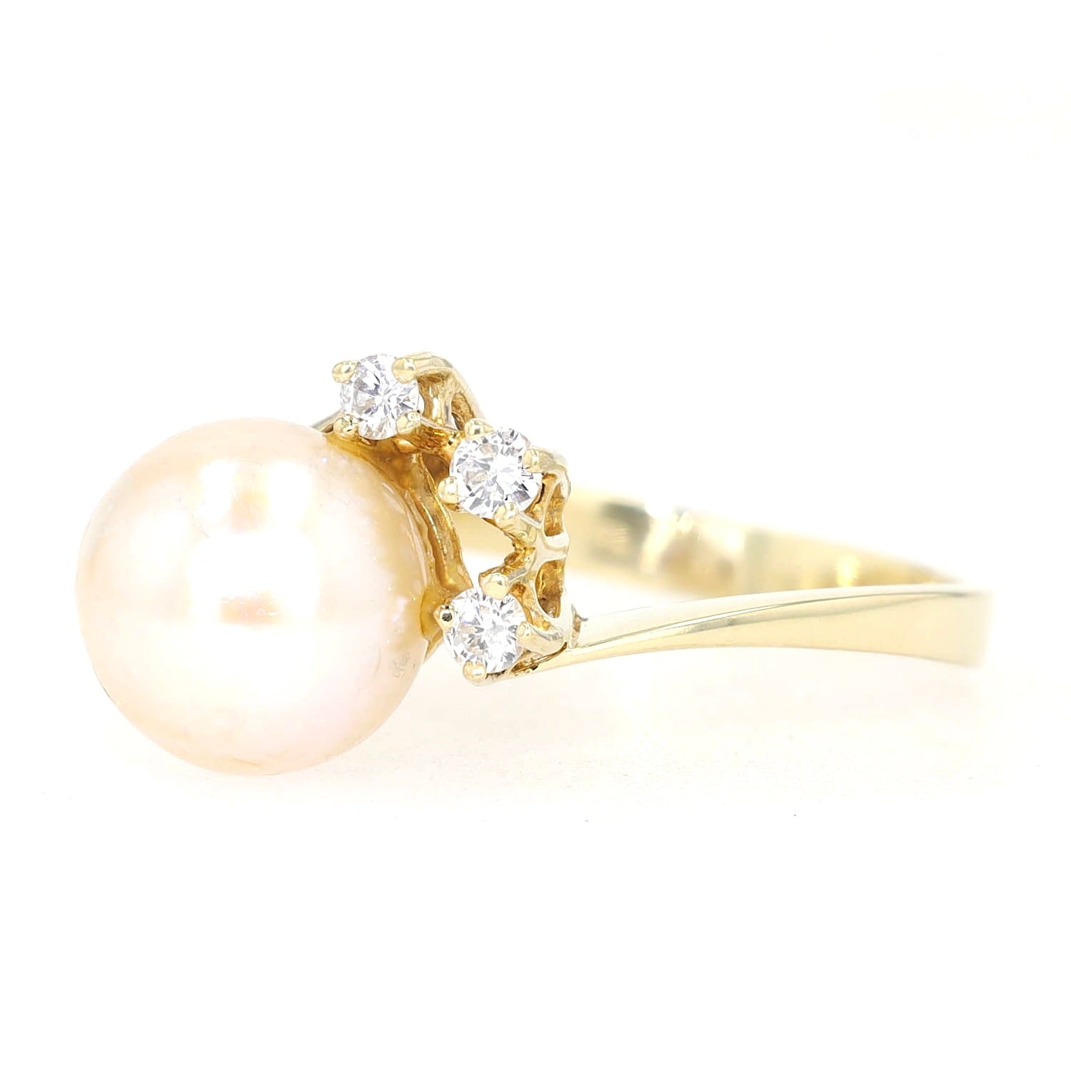 Ring in 585er Gelbgold mit einer Zuchtperle und Brillanten, liegend links gedreht