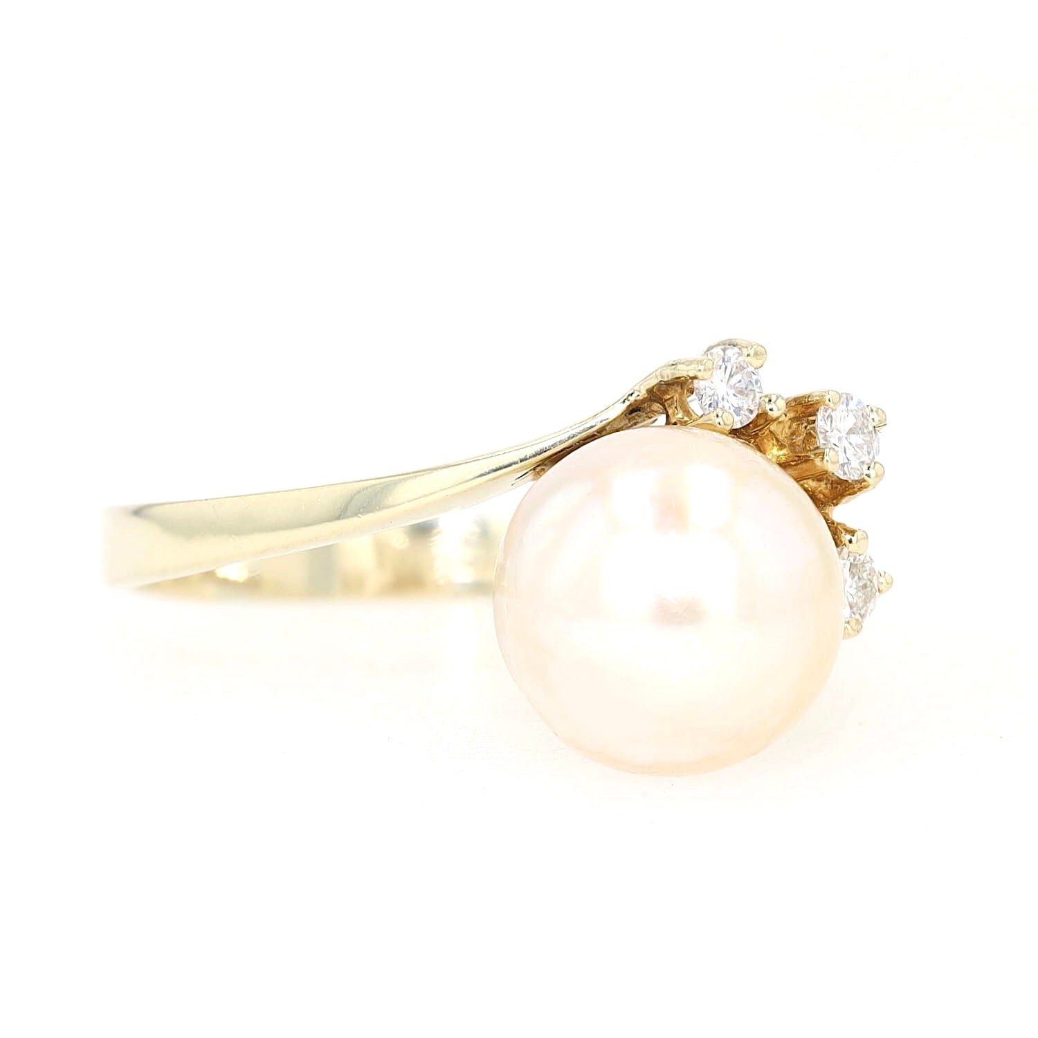 Ring in 585er Gelbgold mit einer Zuchtperle und Brillanten, liegend rechts gedreht