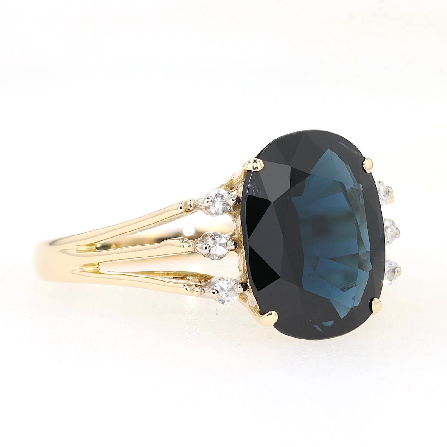 Ring in 585er Gelbgold mit einem blauen Saphir und Diamanten, liegend rechts gedreht