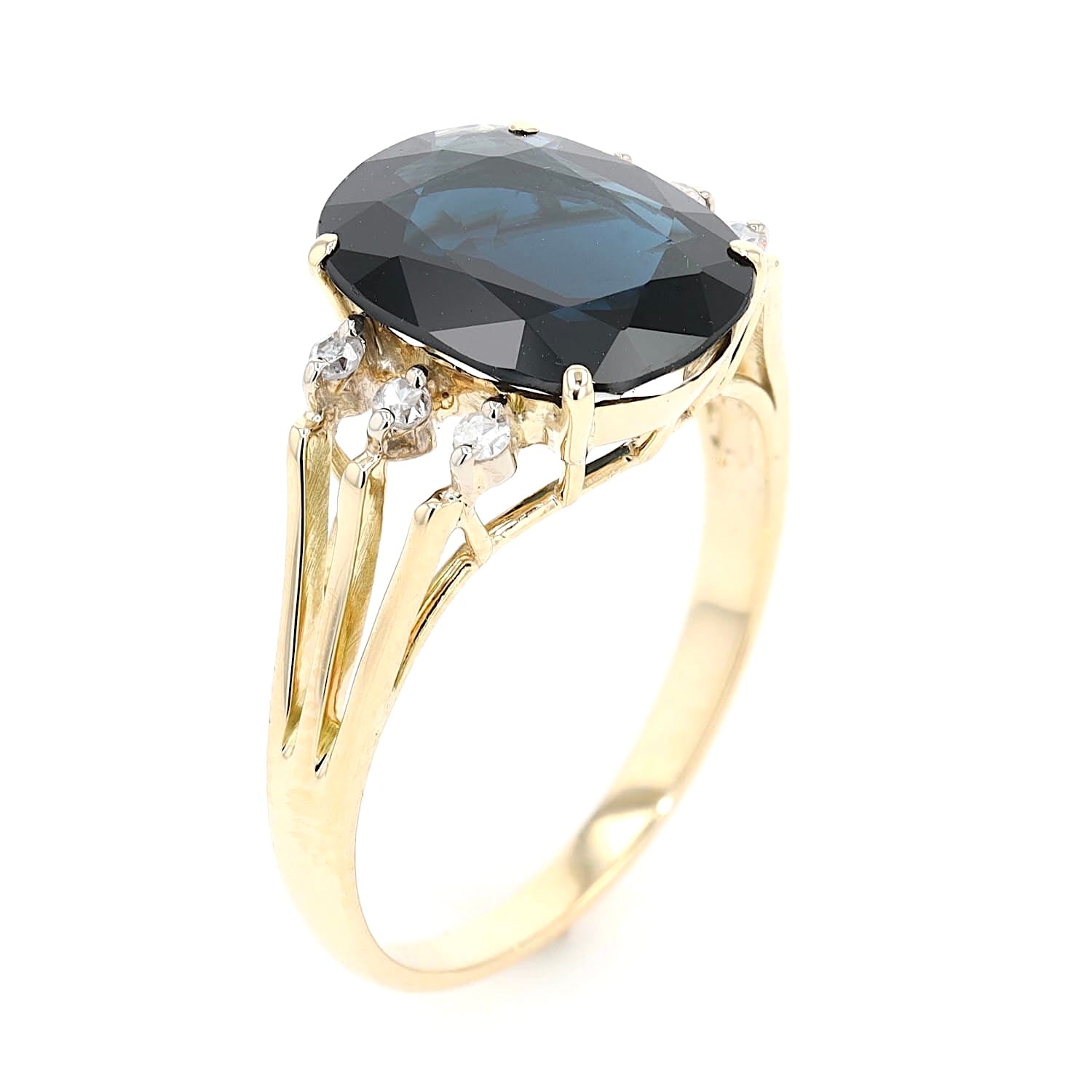 Ring in 585er Gelbgold mit einem blauen Saphir und Diamanten, stehend