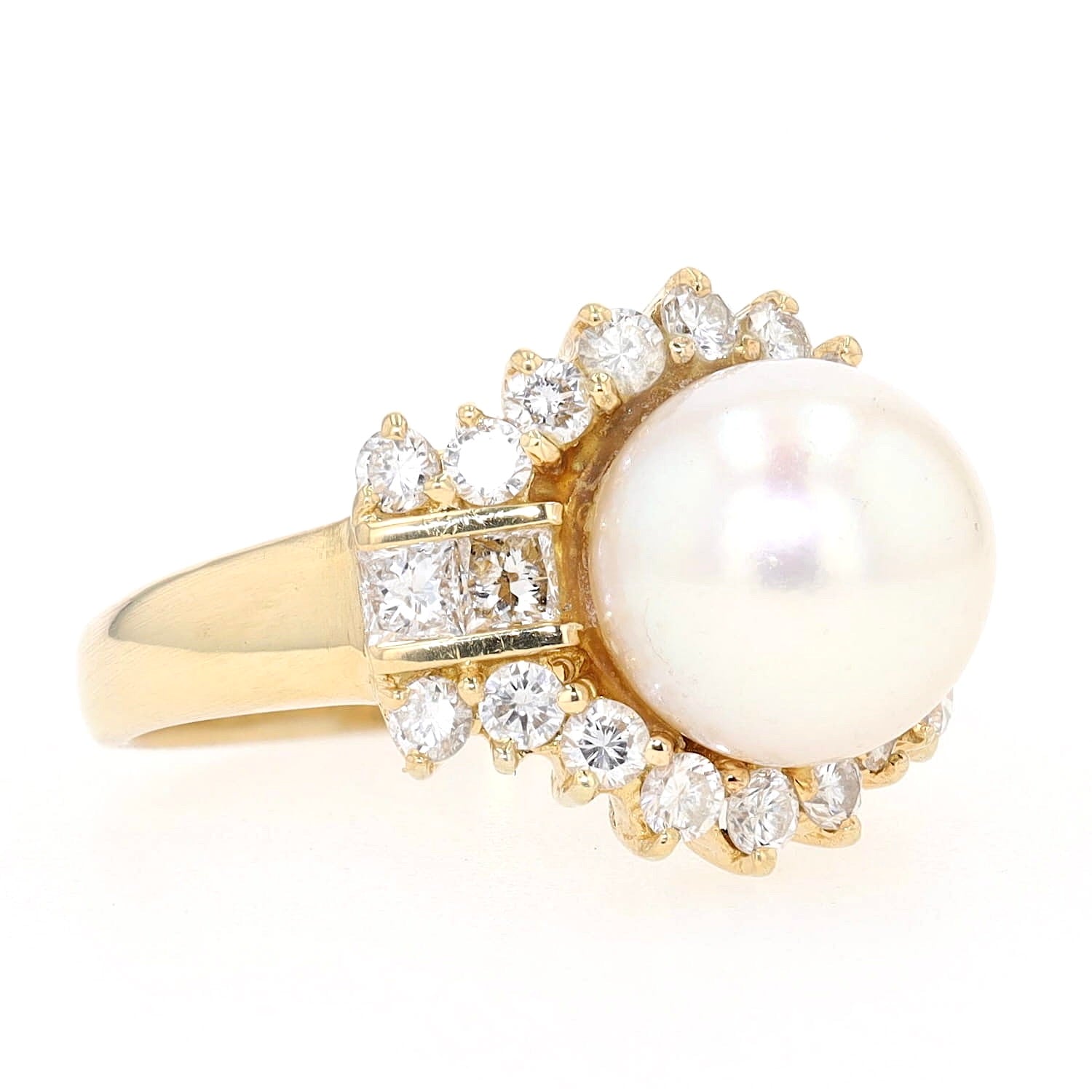 Ring in 750 yellow gold with a cultured pearl and diamonds, turned lying right
