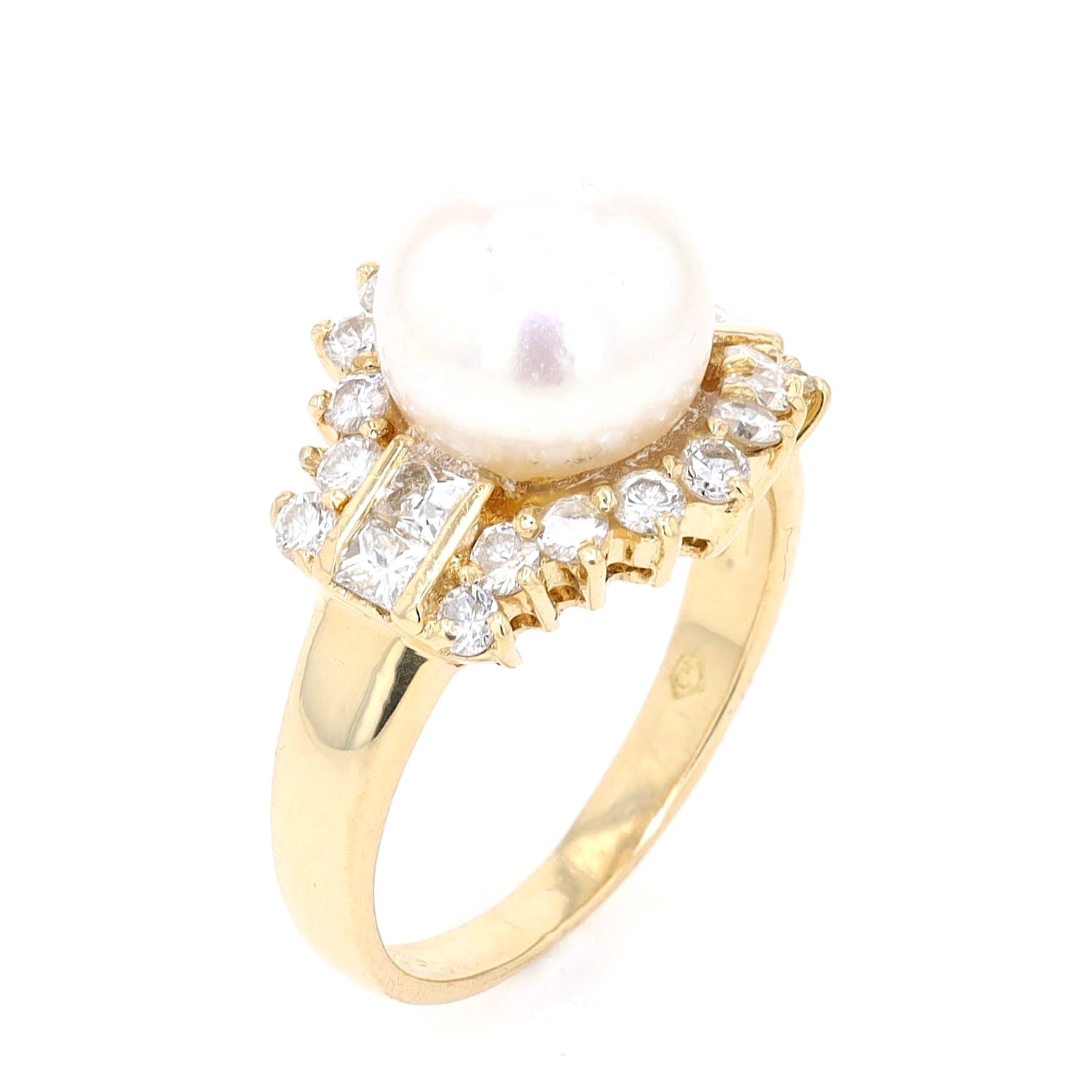 Ring in 750 yellow gold with a cultured pearl and diamonds, standing